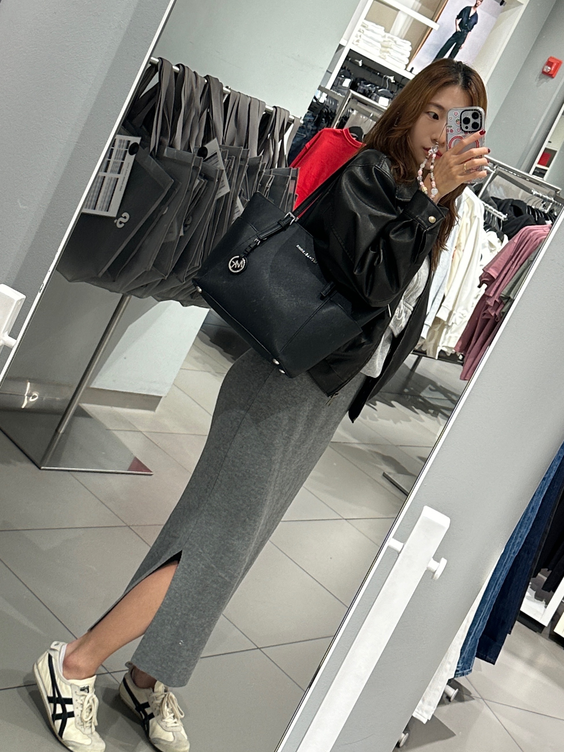 Onitsuka Tiger Mexico 66 Vintage White Black, Michael Kors Hammered Leather Bag Black 착용 스타일 - 4