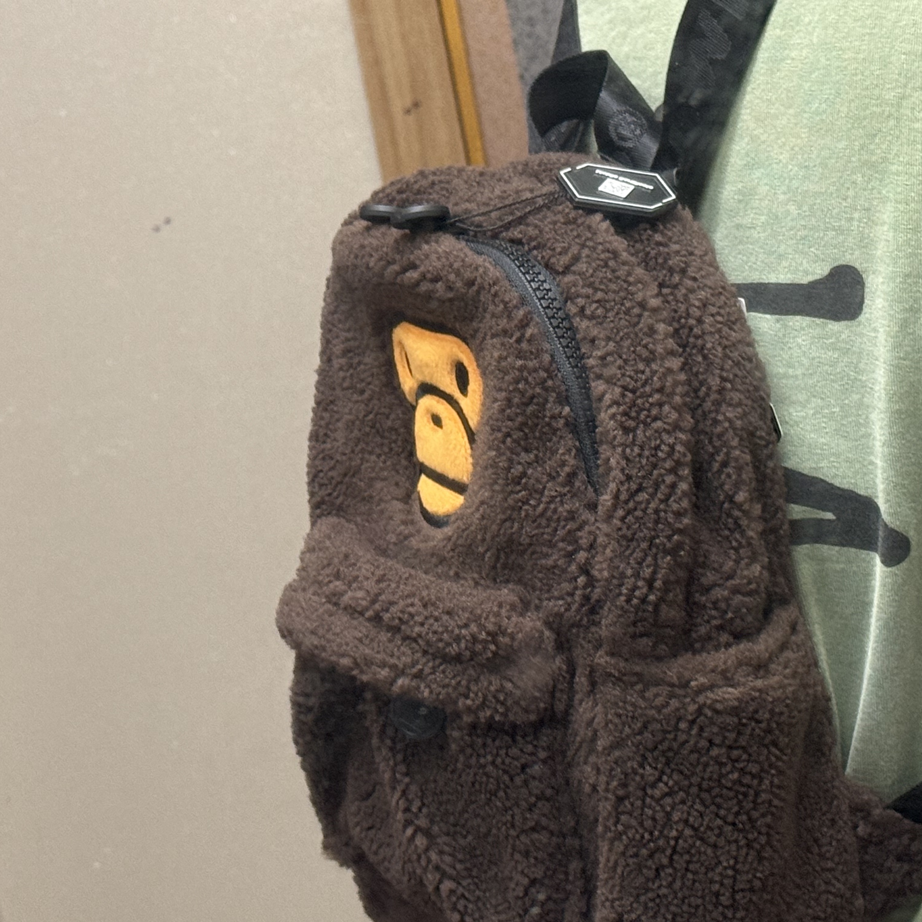 BAPE Baby Milo Mini Fur Backpack Brown 착용 스타일 - 2