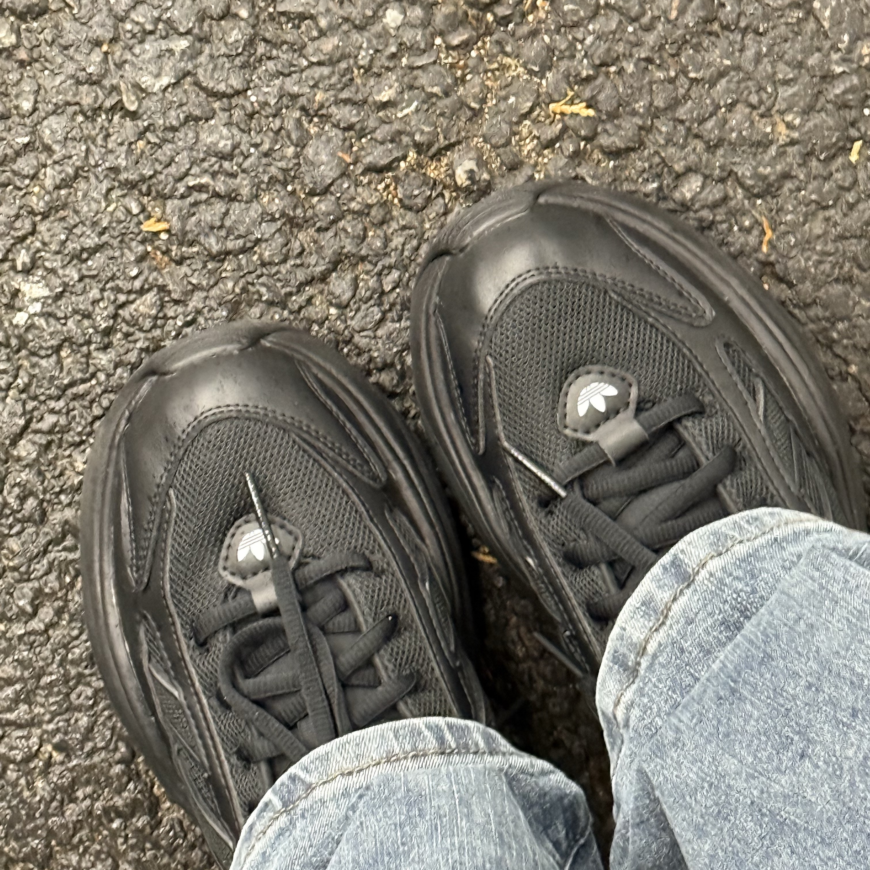 (W) Adidas Ozgaia Core Black 착용 스타일