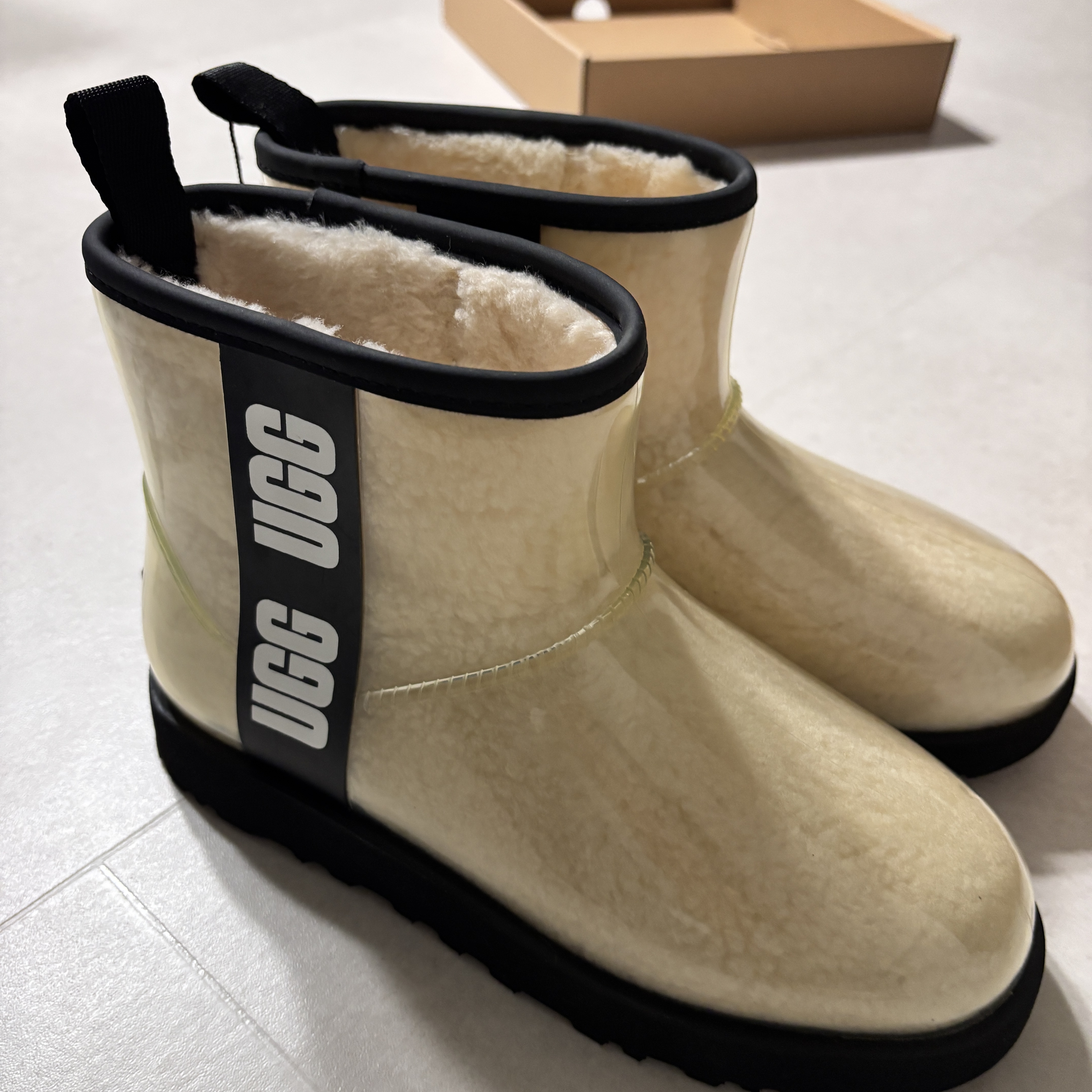 (W) UGG Classic Clear Mini Boots Natural Black 착용 스타일 - 6