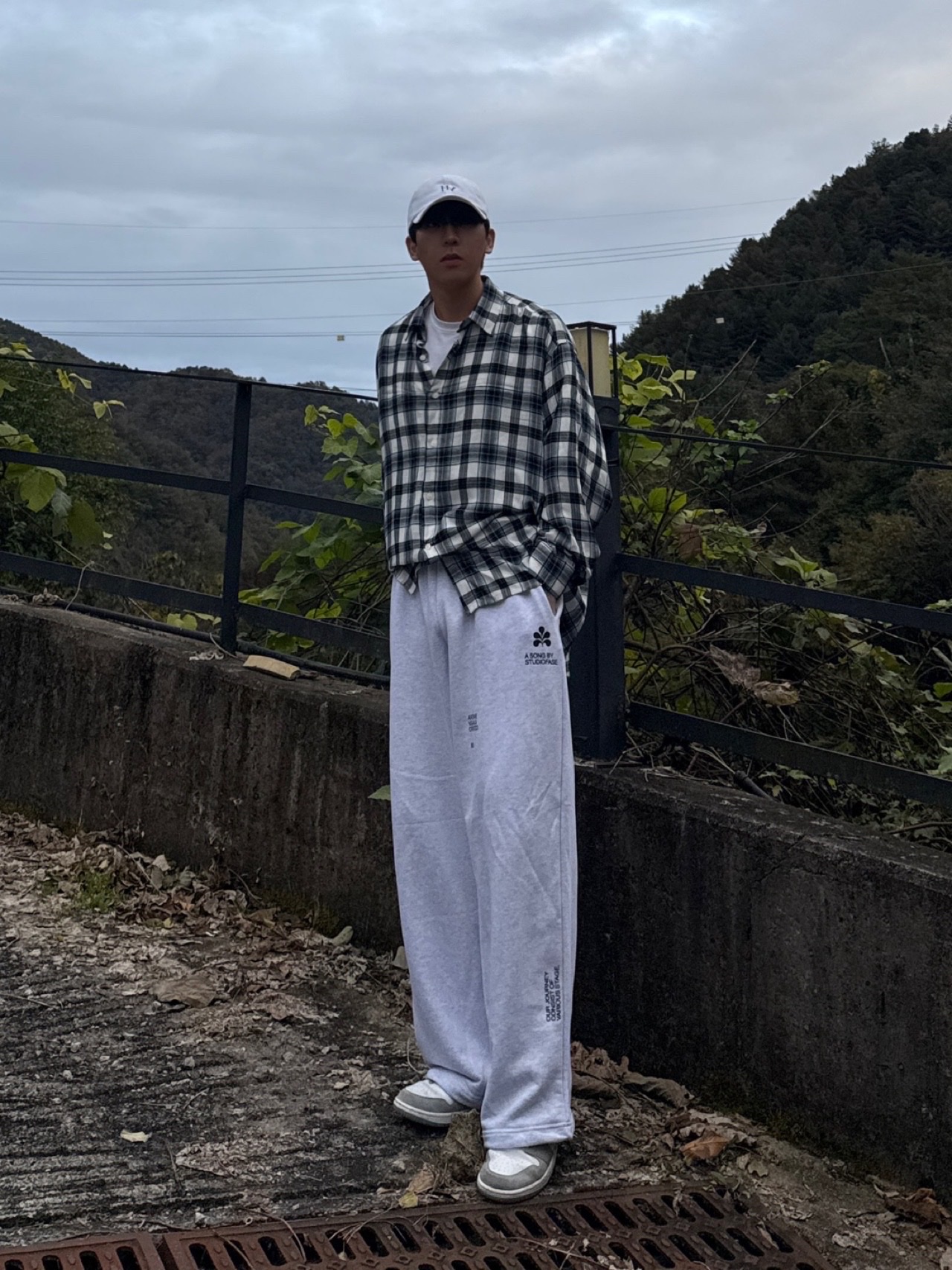(W) Jordan 1 Low White Wolf Grey 착용 스타일 - 3