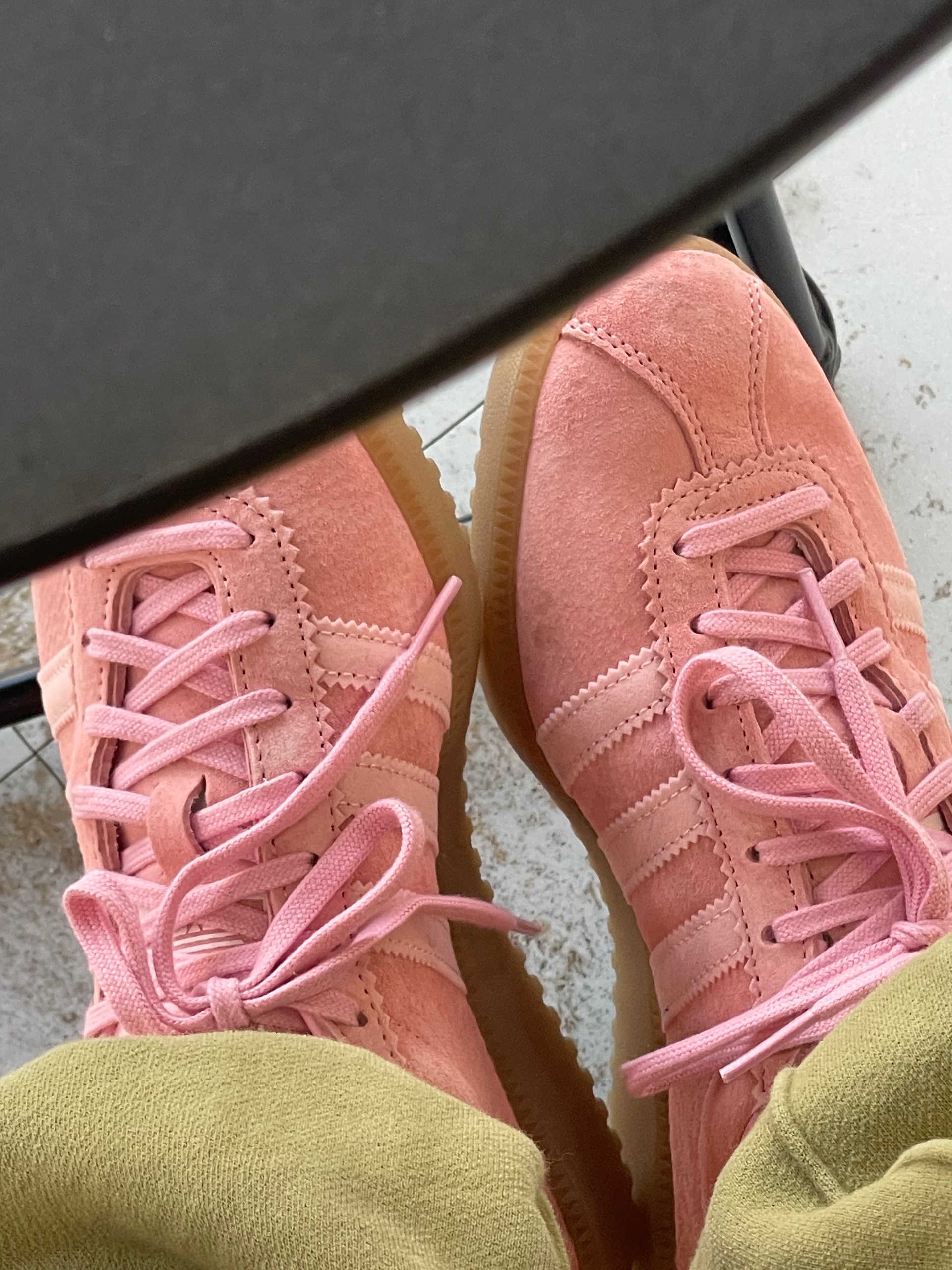 Adidas Bermuda Glow Pink 착용 스타일 - 3
