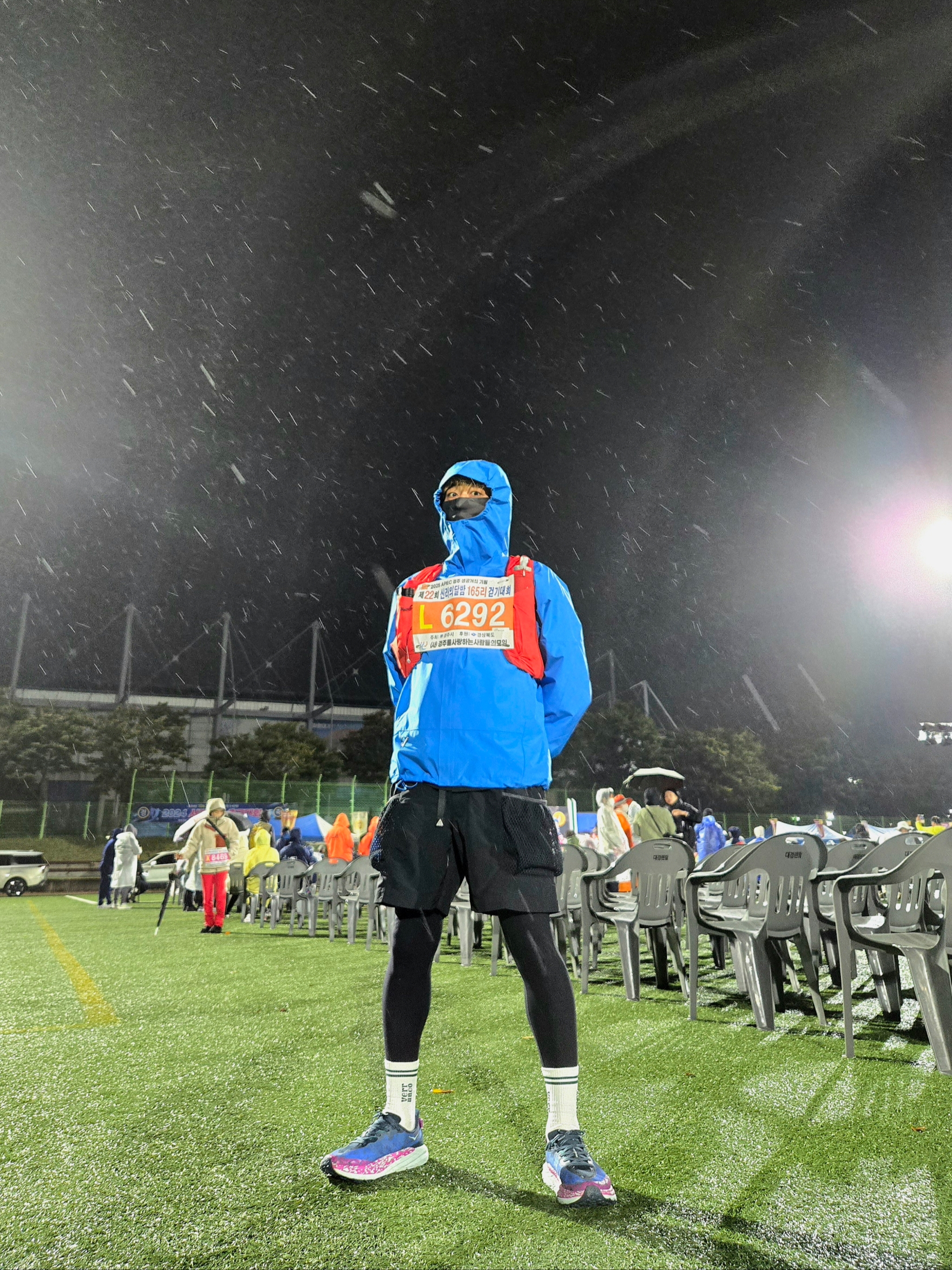 Nike ACG Storm-Fit ADV Cascade Rains Full Zip Jacket Light Photo Blue Summit White - Asia, Nike ACG Snowgrass Cargo Shorts Black - Asia 착용 스타일