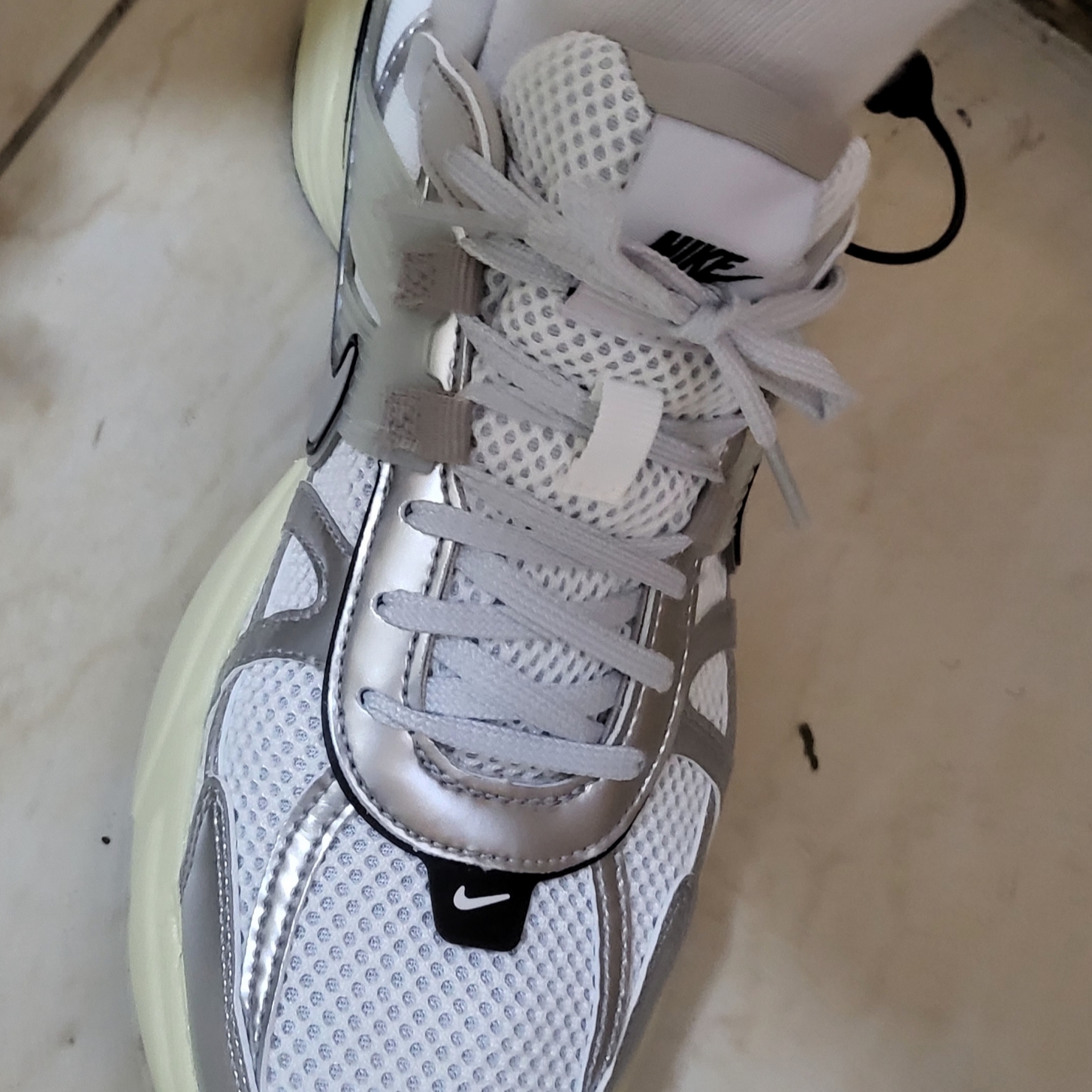 Nike V2K Run Summit White Metallic Silver 착용 스타일 - 2
