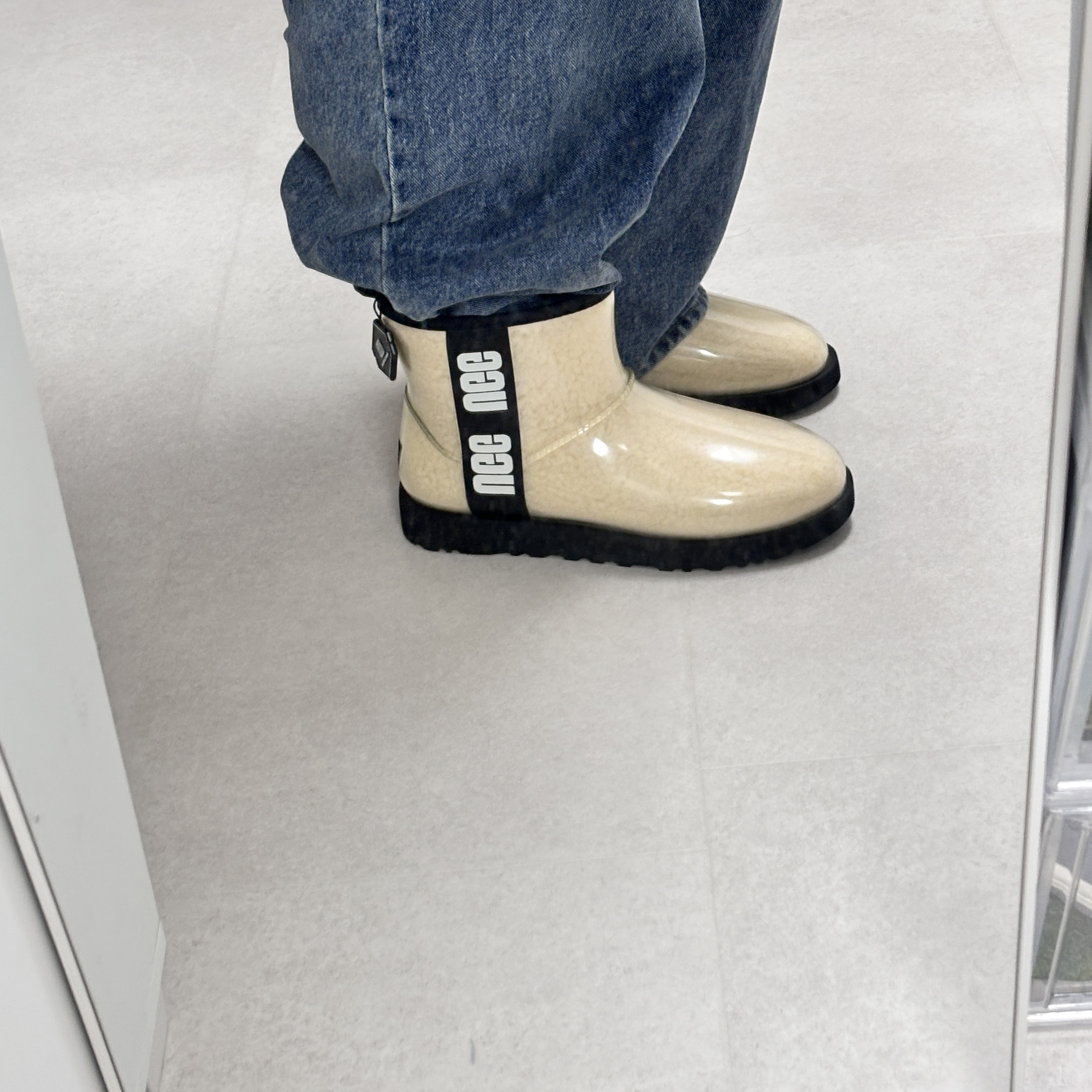 (W) UGG Classic Clear Mini Boots Natural Black 착용 스타일 - 2