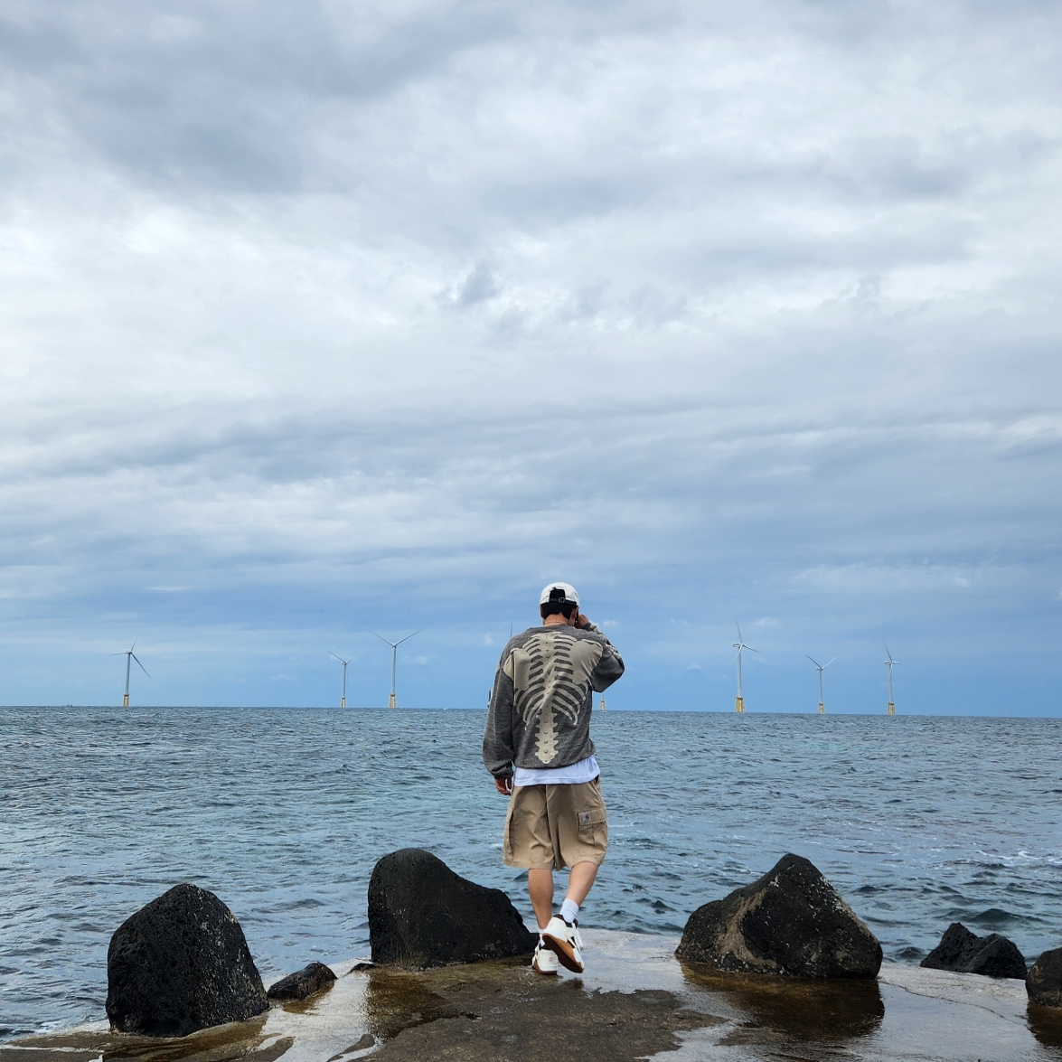Kapital Fleece Big Crewneck Sweat Heather Charcoal, Jordan x Travis Scott Jumpman Jack TR Sail and Dark Mocha 착용 스타일 - 2