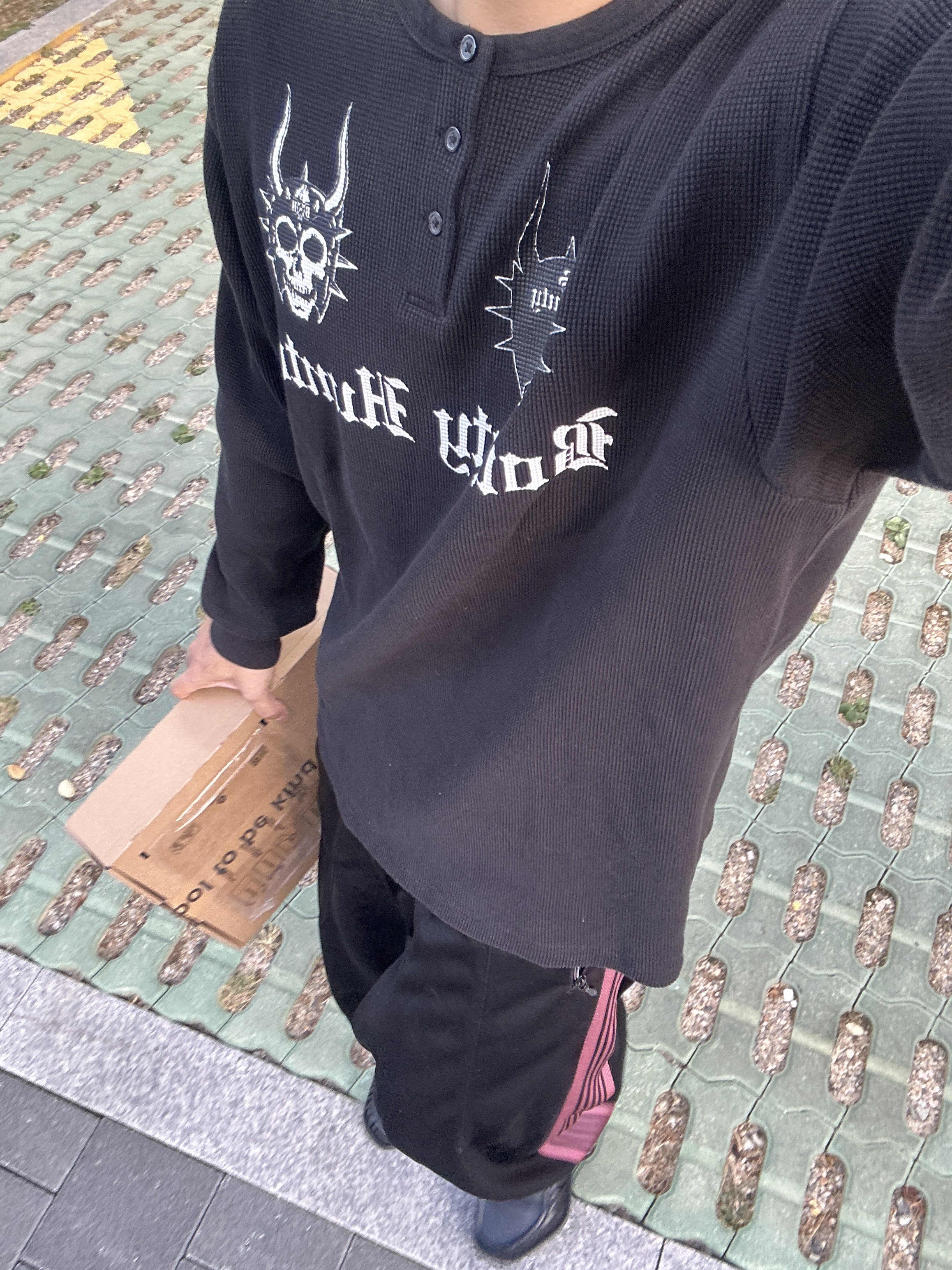 Supreme x Bounty Hunter Thermal Henley L/S Top Black - 23FW 착용 스타일 - 1
