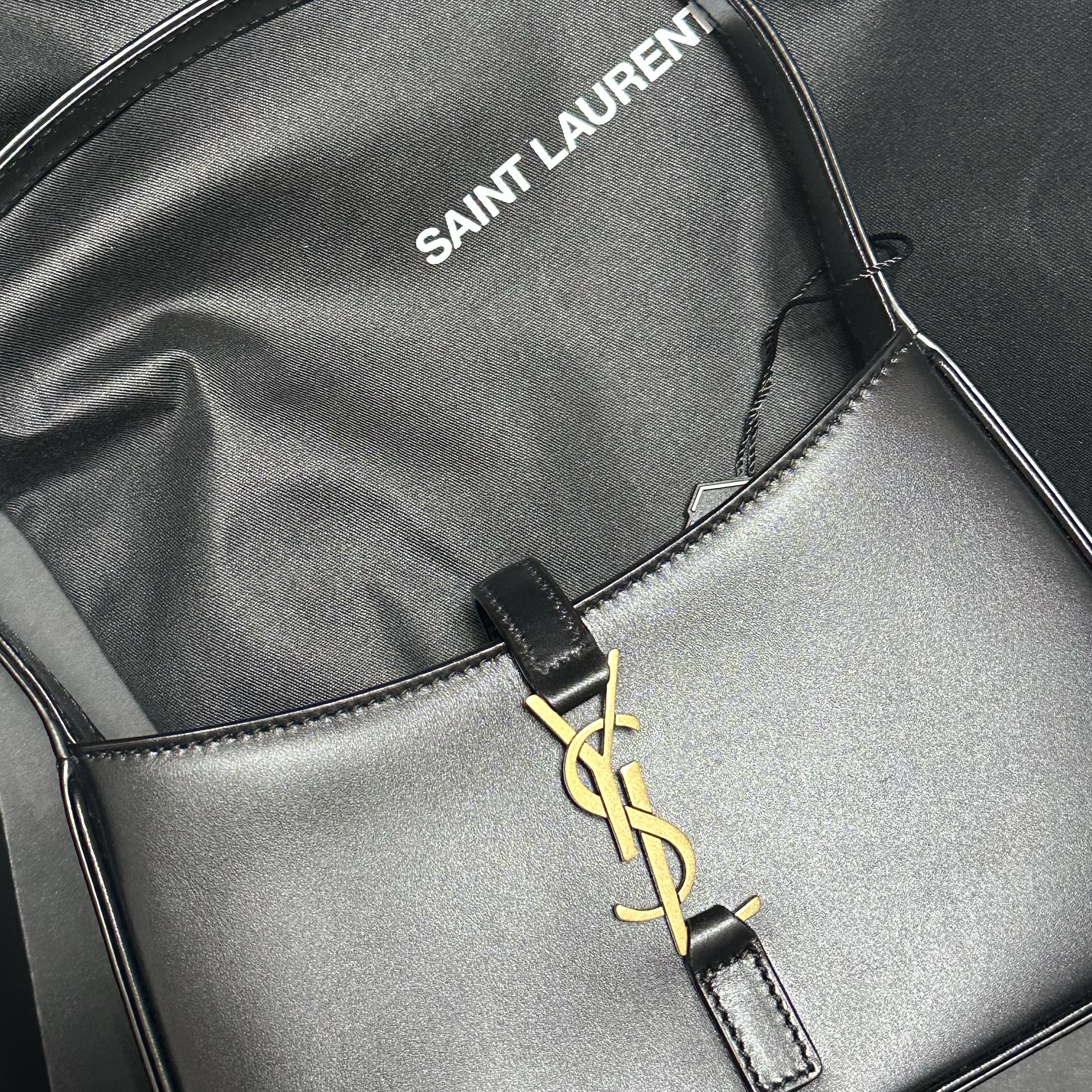 Saint Laurent Le 5 A 7 Mini Hobo in Smooth Leather Black 착용 스타일