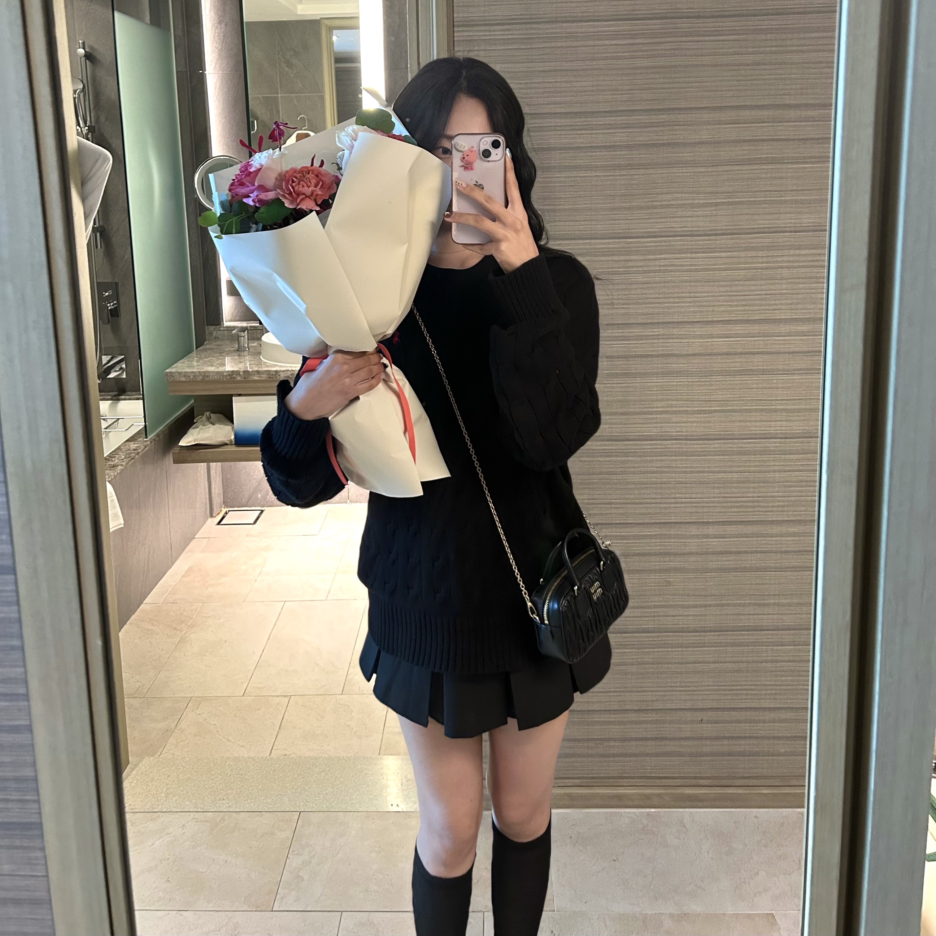 Miu Miu Matelasse Nappa Leather Top Handle Mini Bag Black 착용 스타일