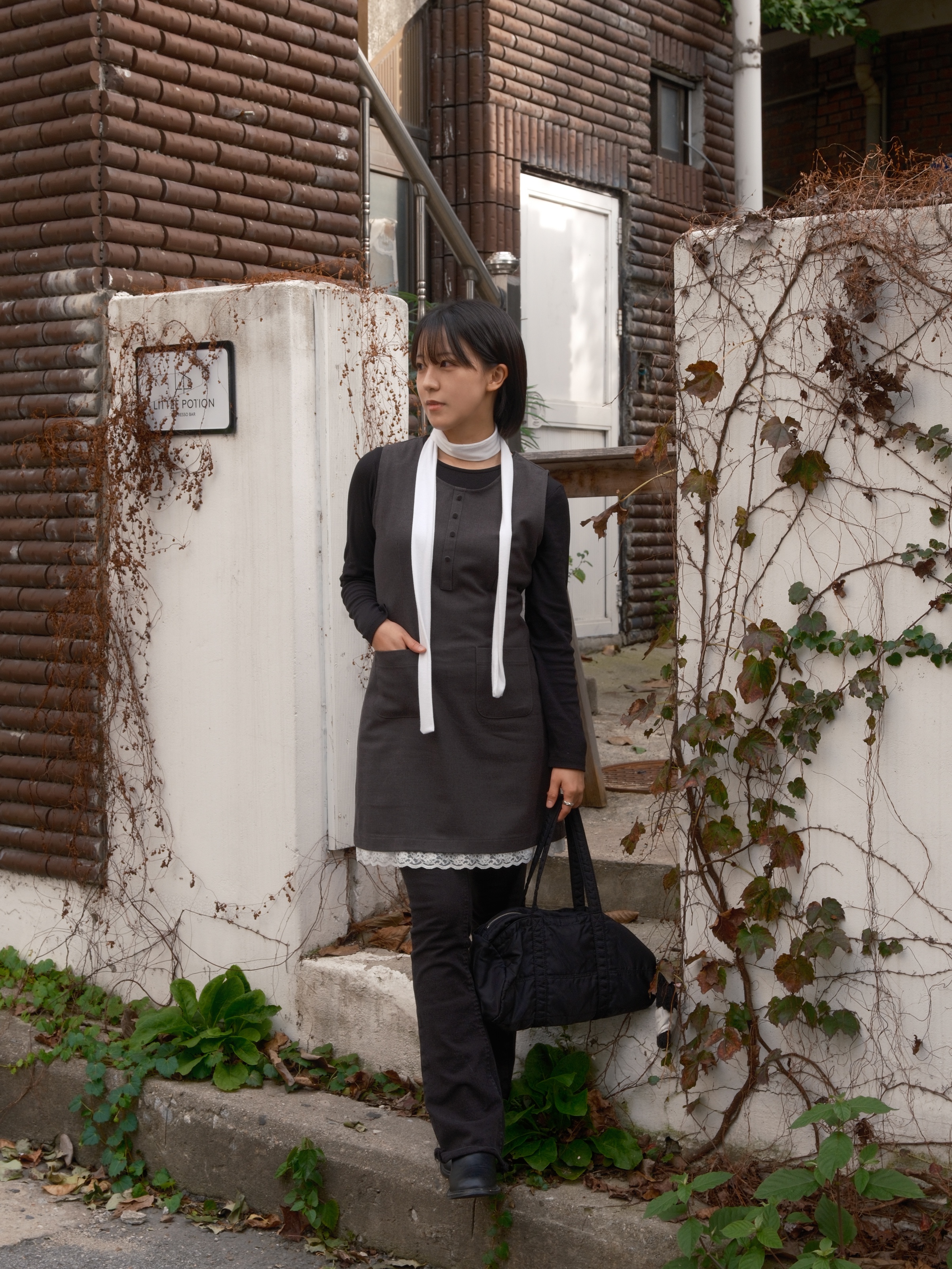 Monamhee Beulpingi Keyring with White Pants Black 착용 스타일
