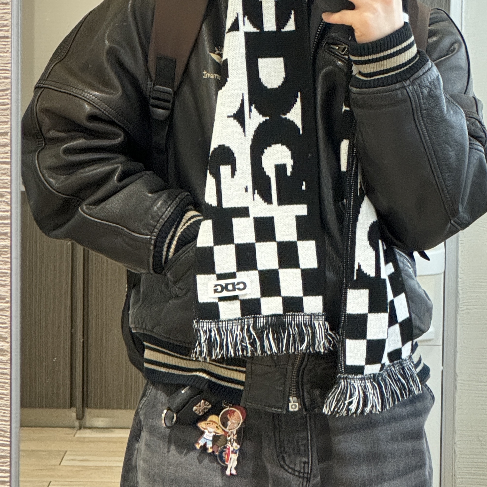 CDG Logo Check Muffler White Black 착용 스타일