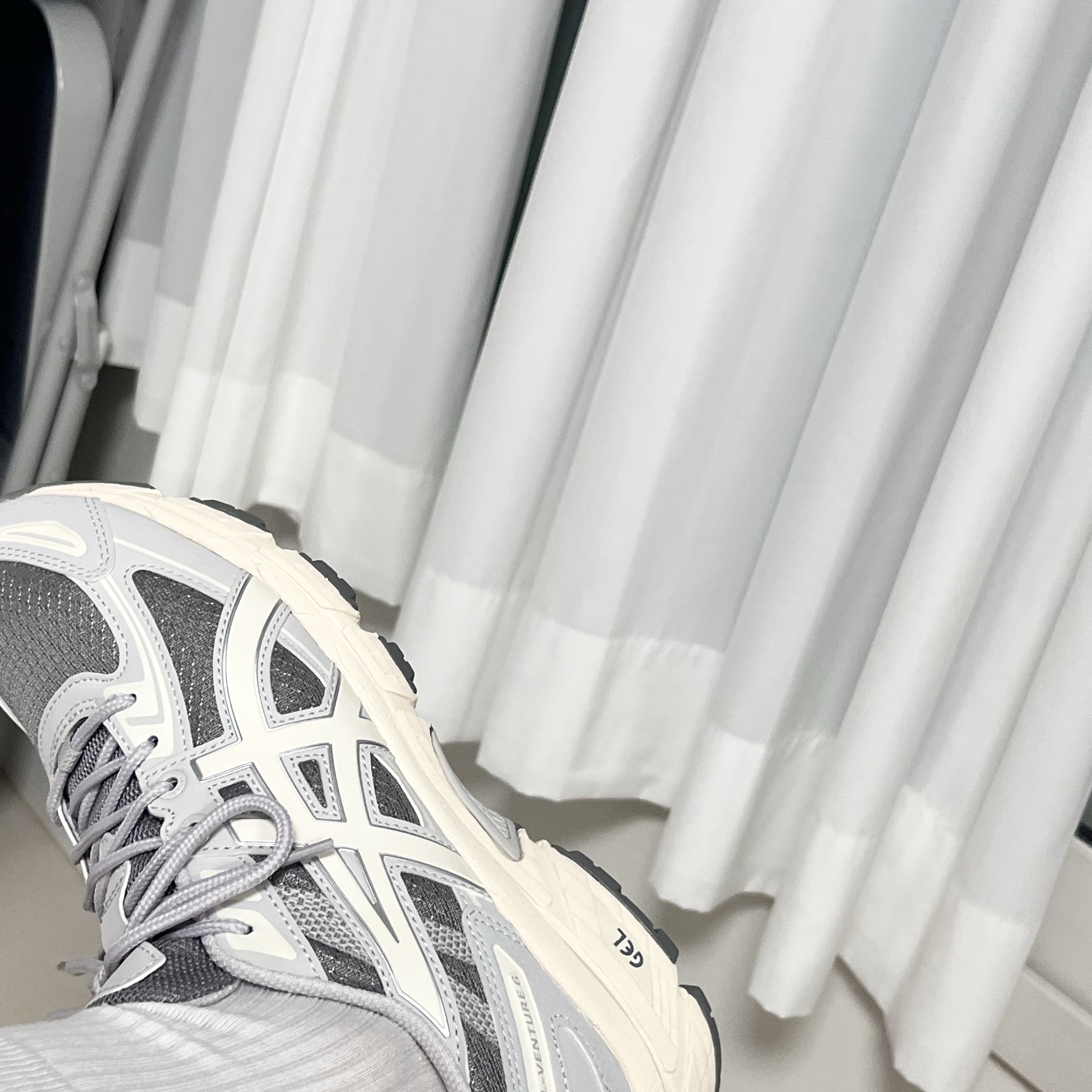 Asics Gel-Venture 6 SPS Clay Grey Cream 착용 스타일 - 2
