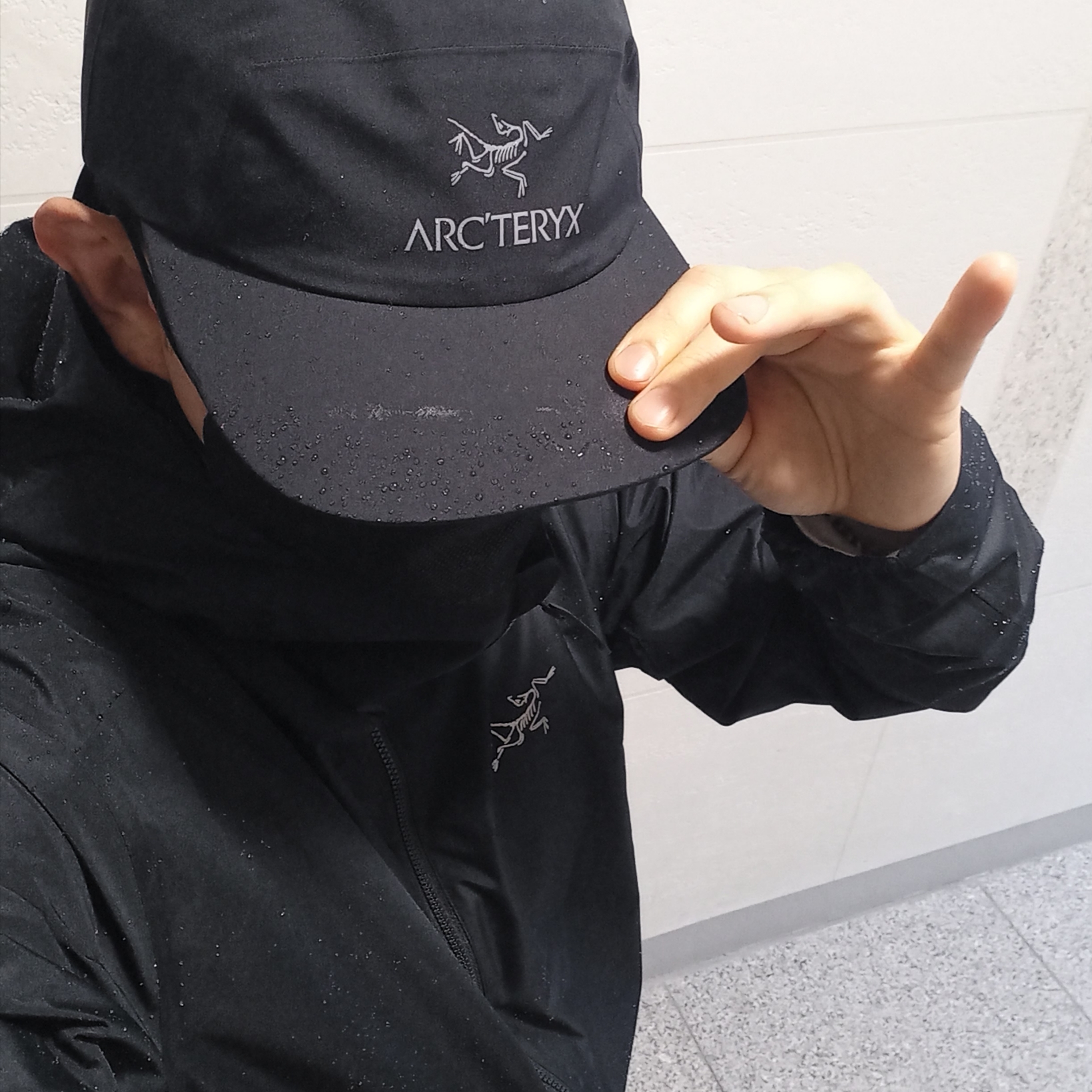 Arc'teryx Solano Hoody Black, Arc'teryx Gore 5 Panel Cap Black 착용 스타일 - 5