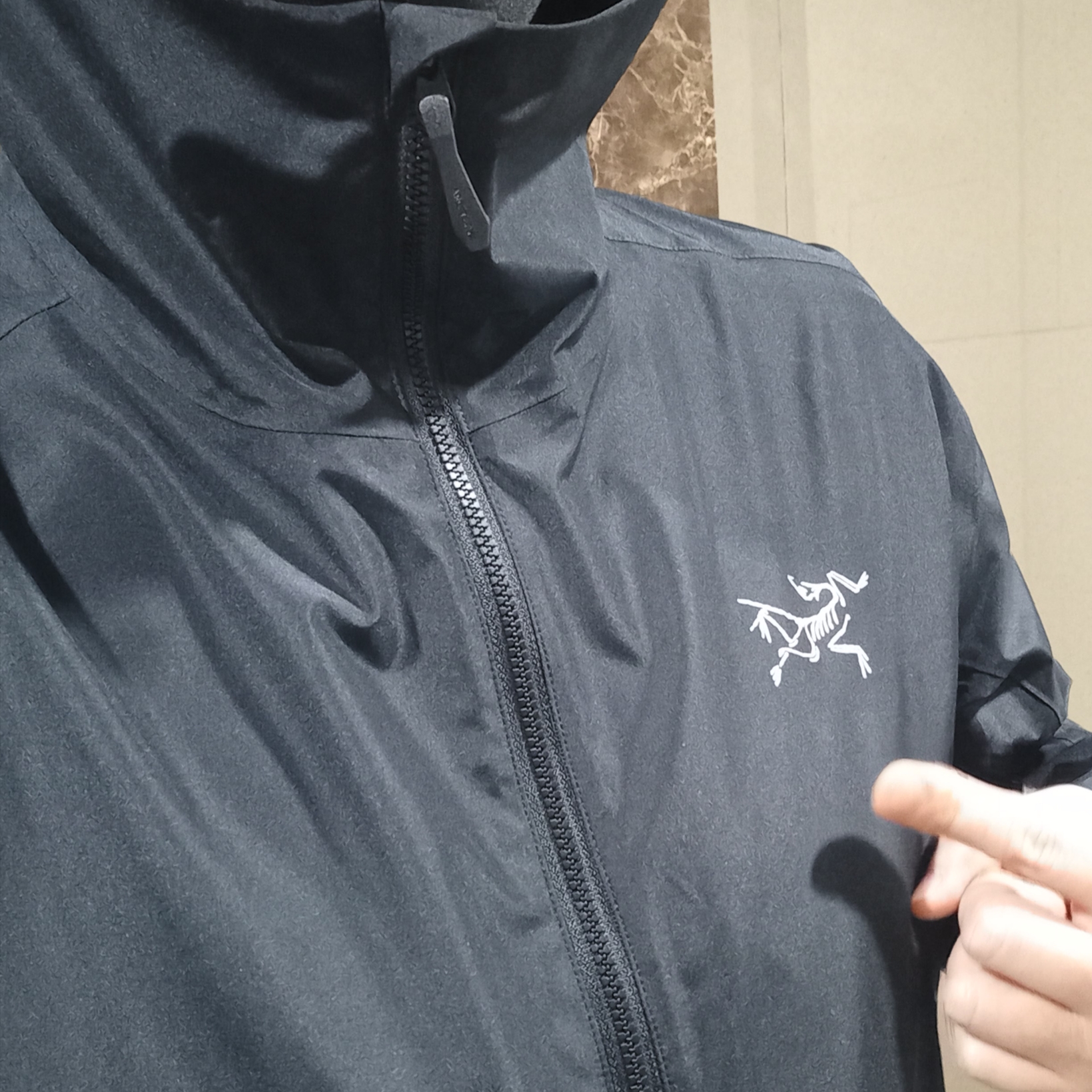 Arc'teryx Solano Hoody Black 착용 스타일 - 2