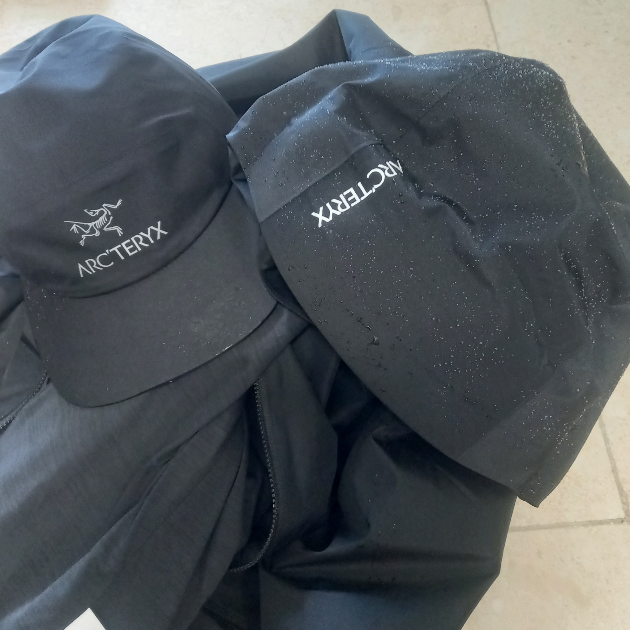 Arc'teryx Solano Hoody Black, Arc'teryx Gore 5 Panel Cap Black 착용 스타일 - 2