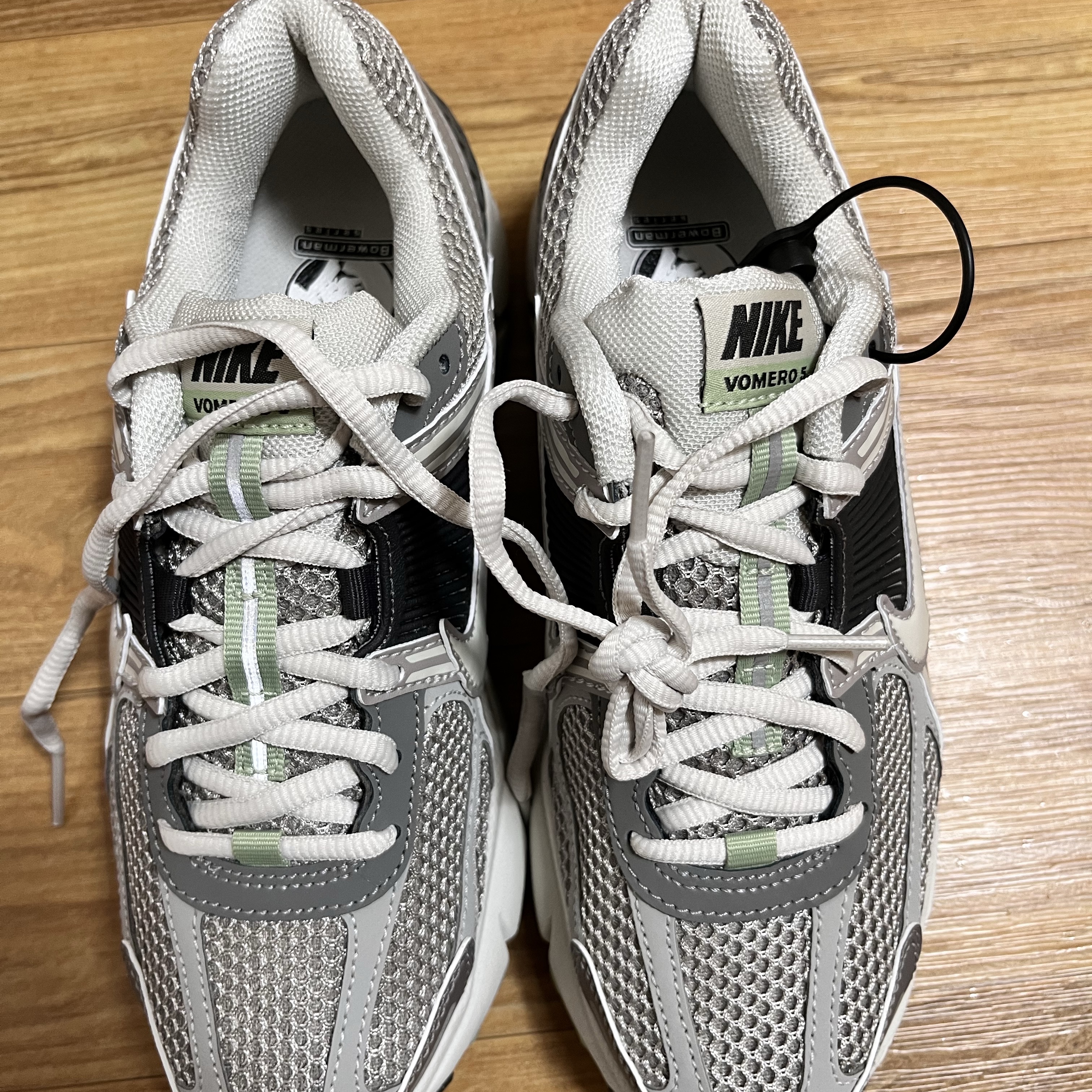 (W) Nike Zoom Vomero 5 Cobblestone and Flat Pewter 착용 스타일