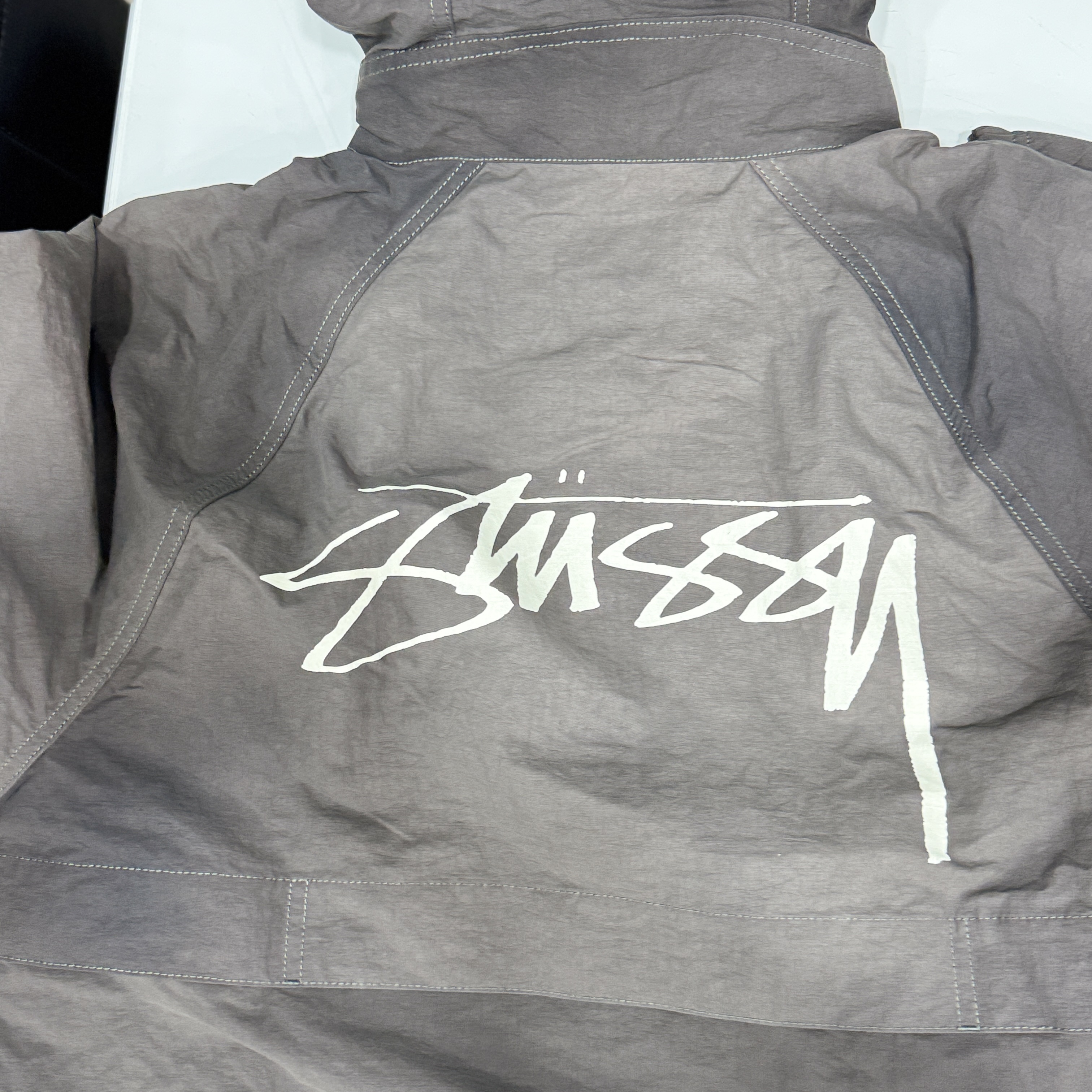 Stussy Wave Dye Beach Shell Jacket Black 착용 스타일