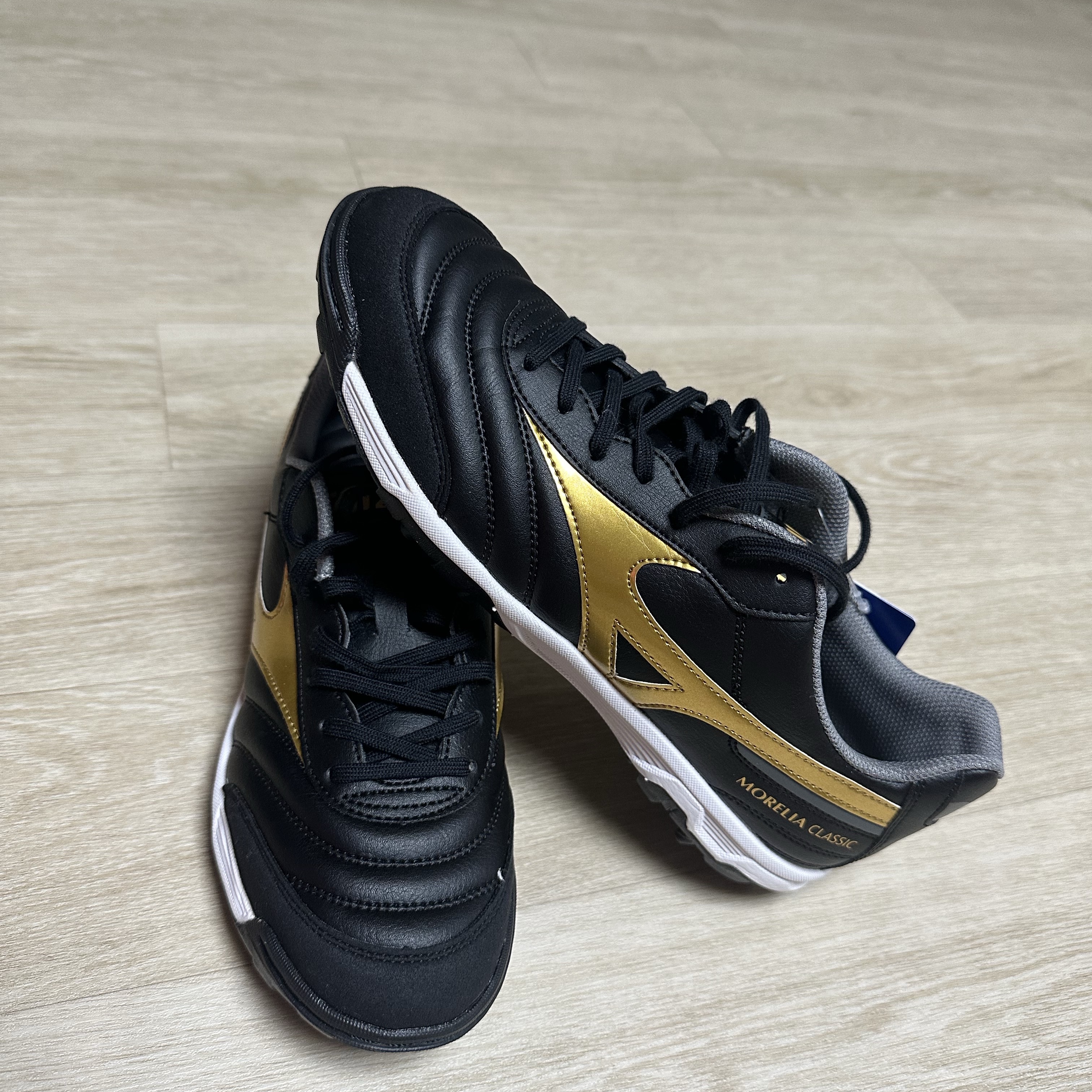Mizuno Morelia Sala Classic TF Black Gold Dark Shadow 착용 스타일