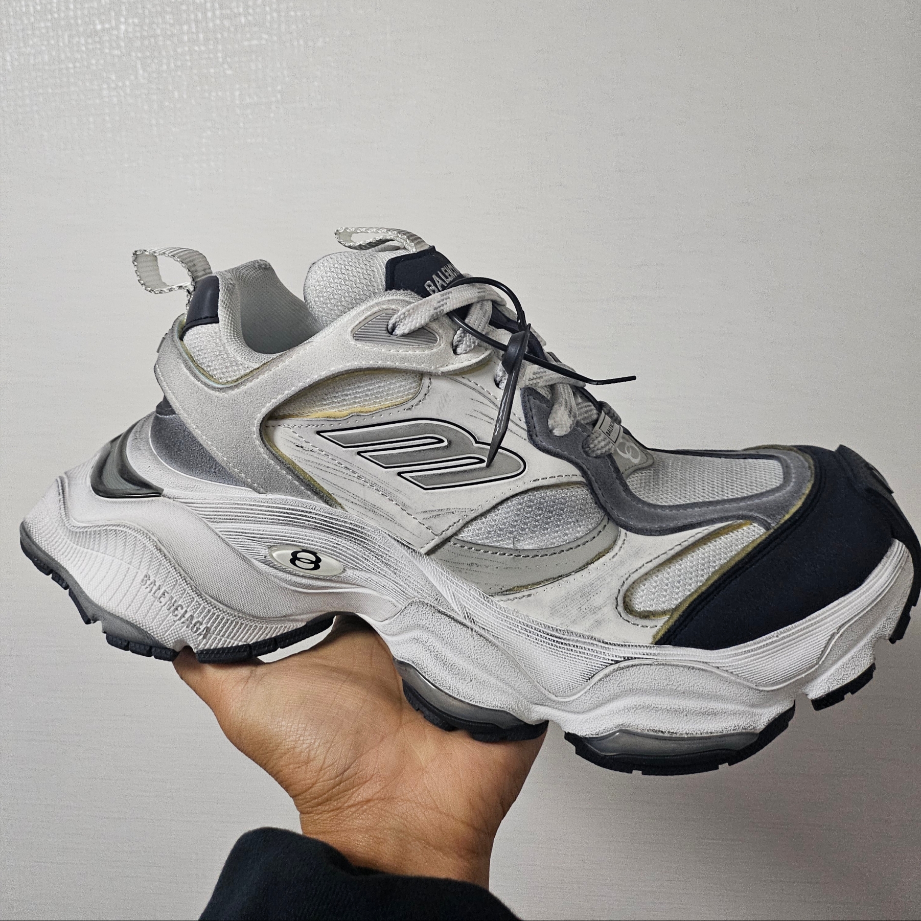 Balenciaga Cargo Sneakers White Grey 착용 스타일