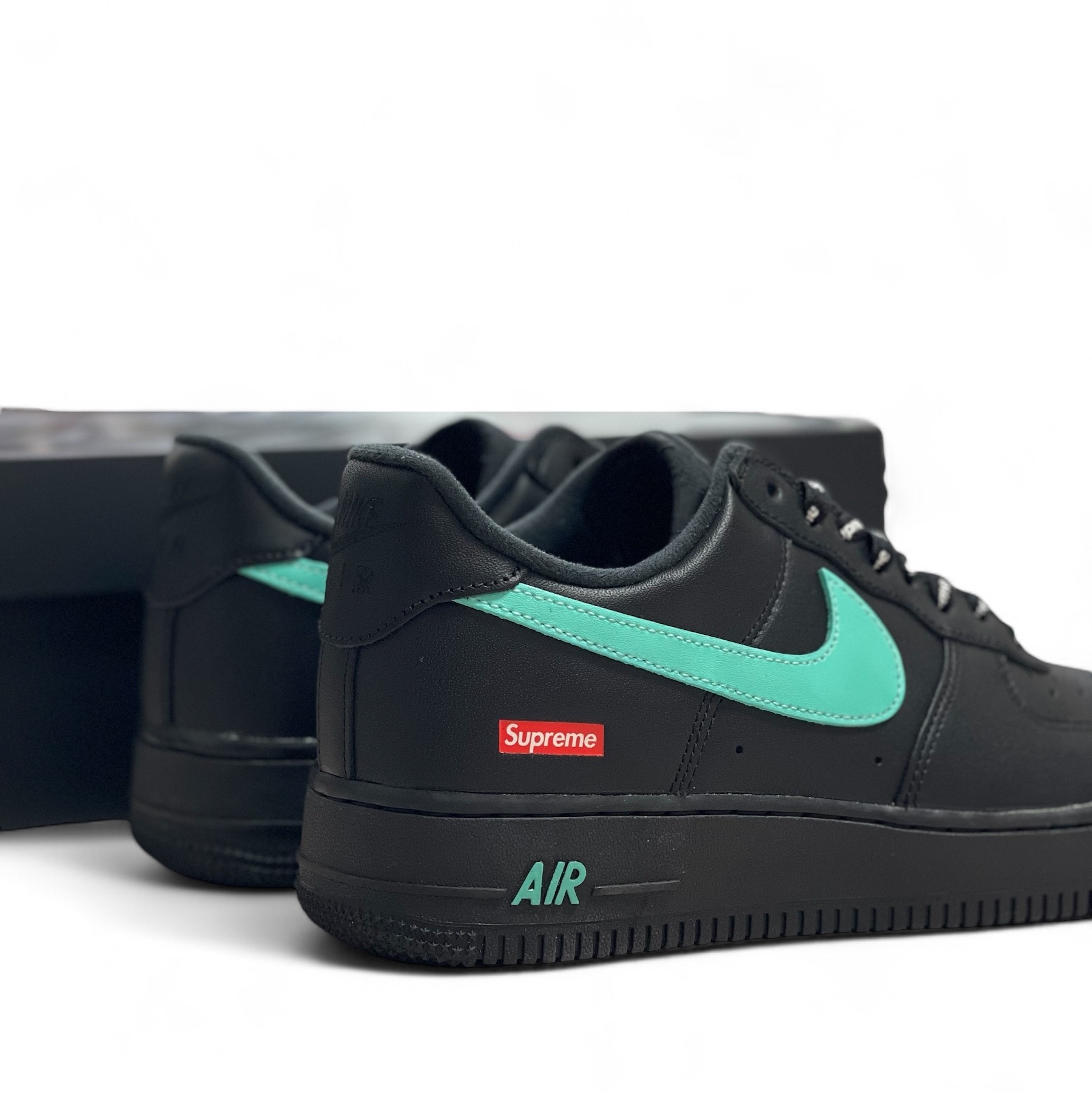 Nike x Supreme Air Force 1 Low Black 착용 스타일 - 1