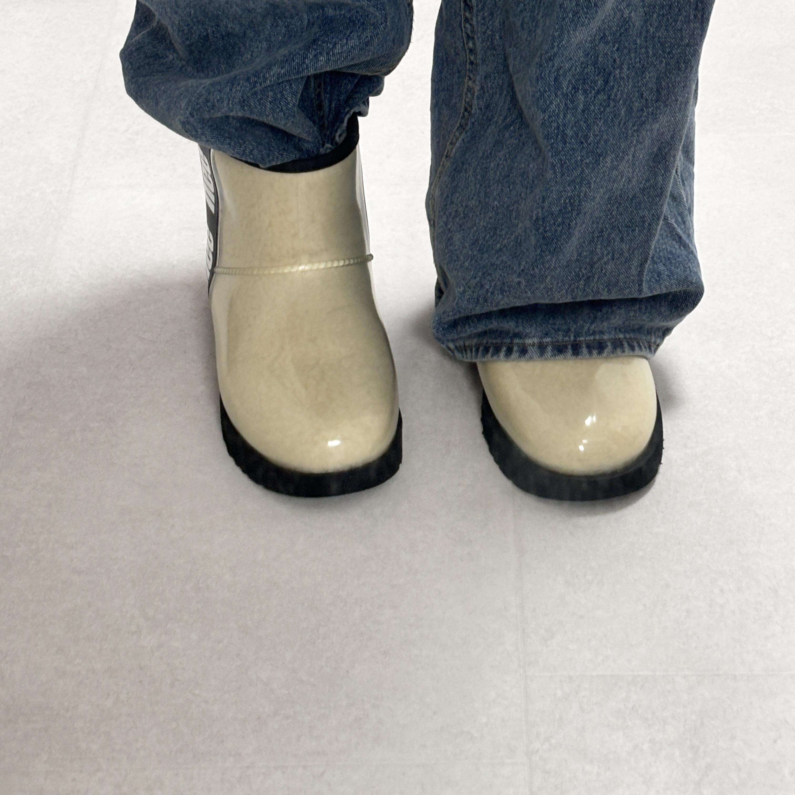 (W) UGG Classic Clear Mini Boots Natural Black 착용 스타일 - 4