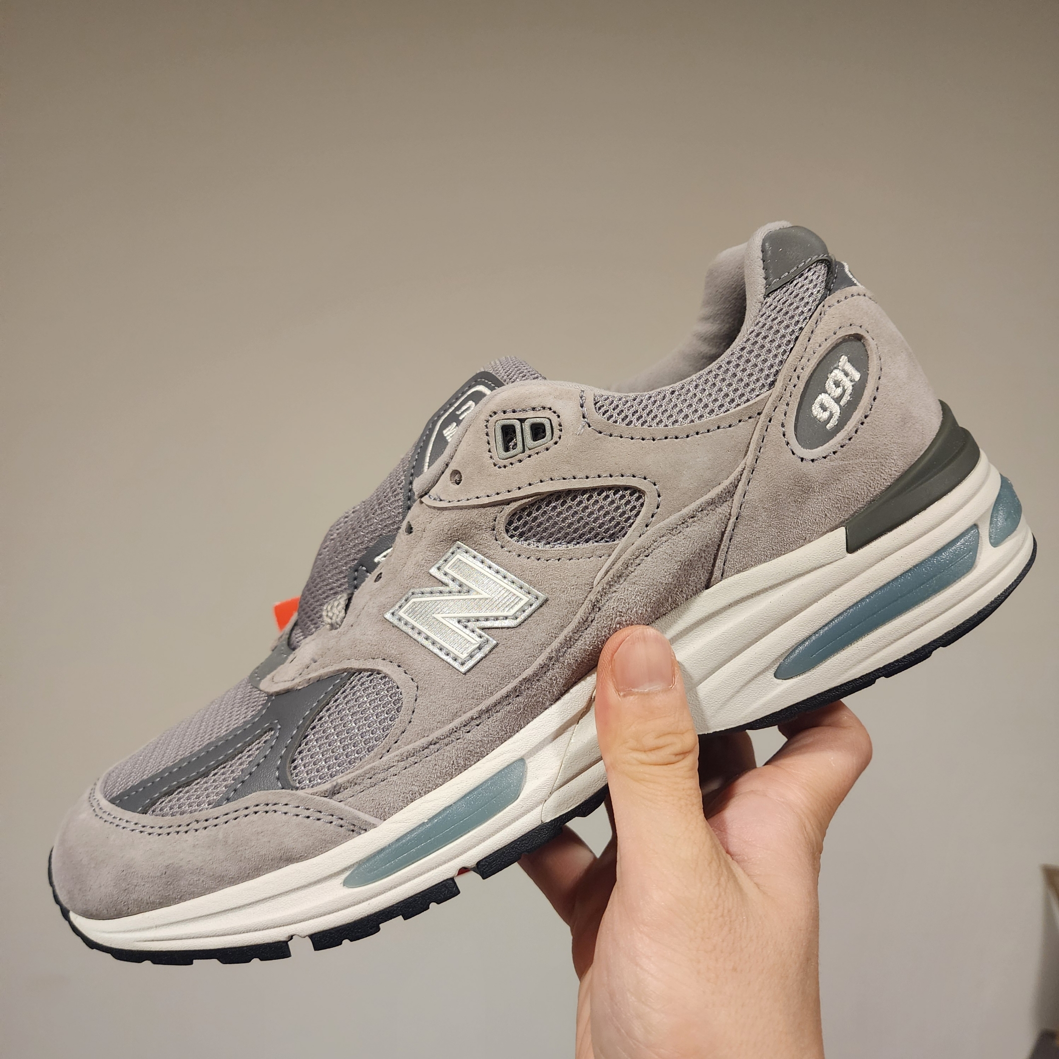 New Balance 991v2 Made in UK Rock Ridge Alloy Silver 착용 스타일 - 1