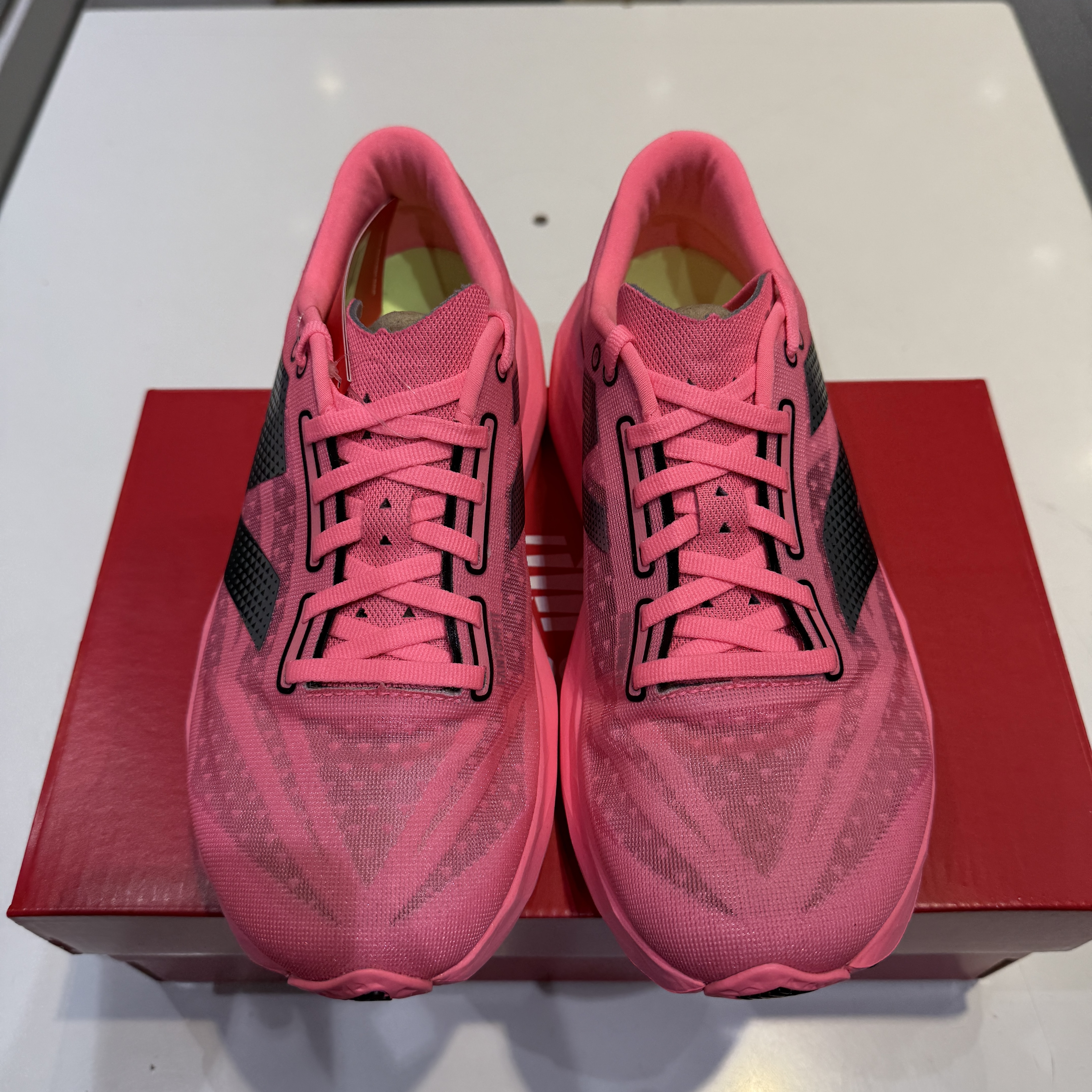 New Balance Fuelcell Rebel v4 Ultra Pink Black - D Standard 착용 스타일 - 1