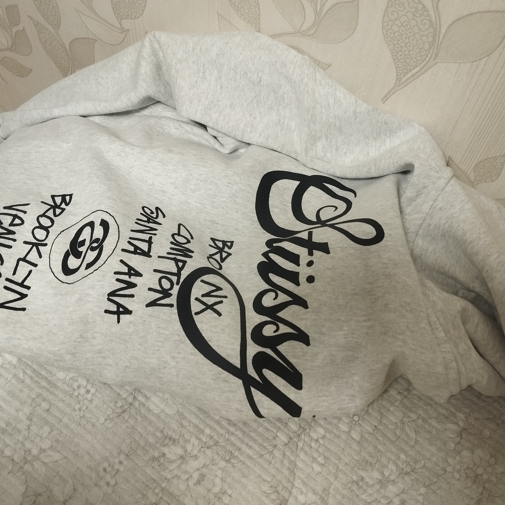 Stussy World Tour Zip Hoodie Ash Heather 2024 착용 스타일