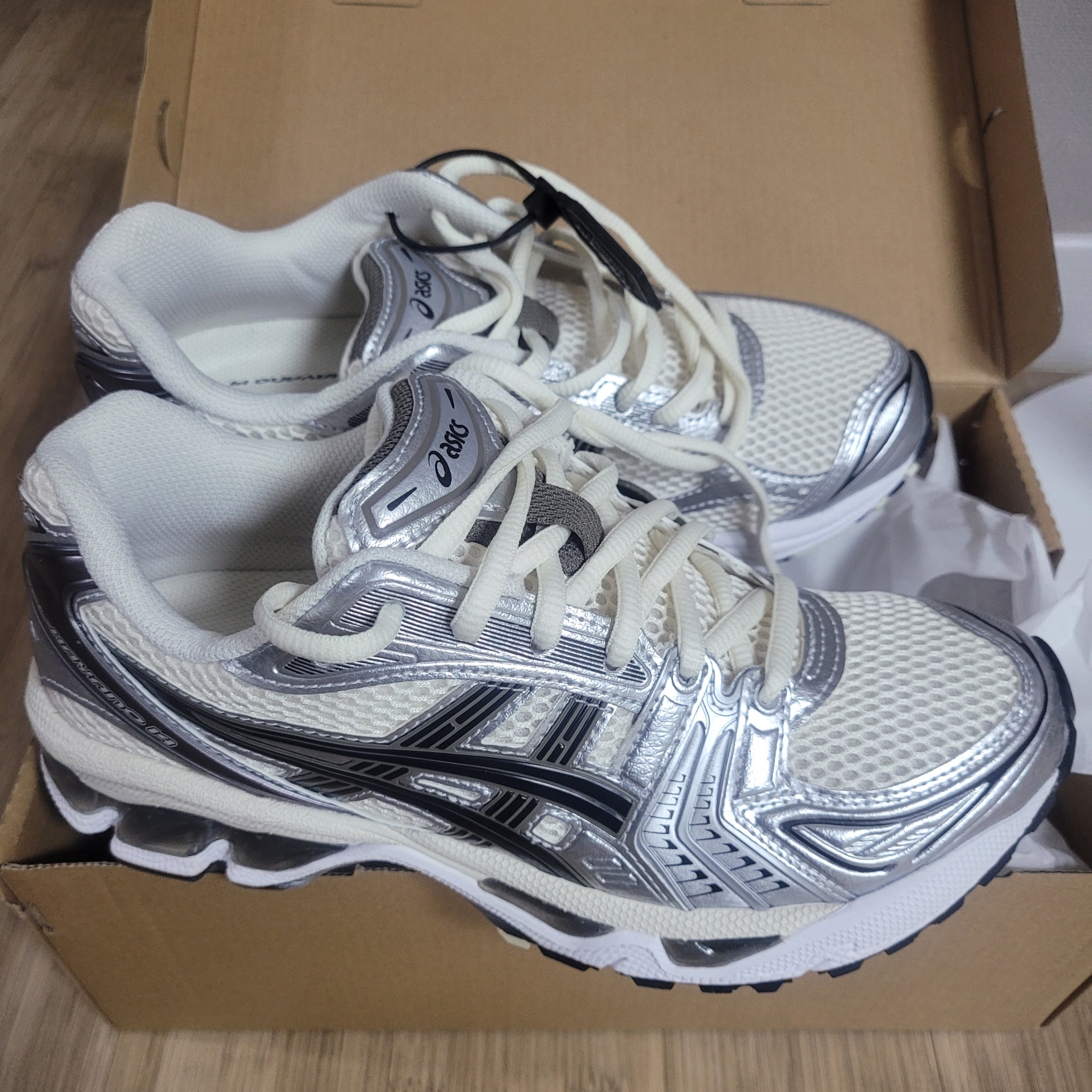 Asics Gel-Kayano 14 Cream Black 착용 스타일