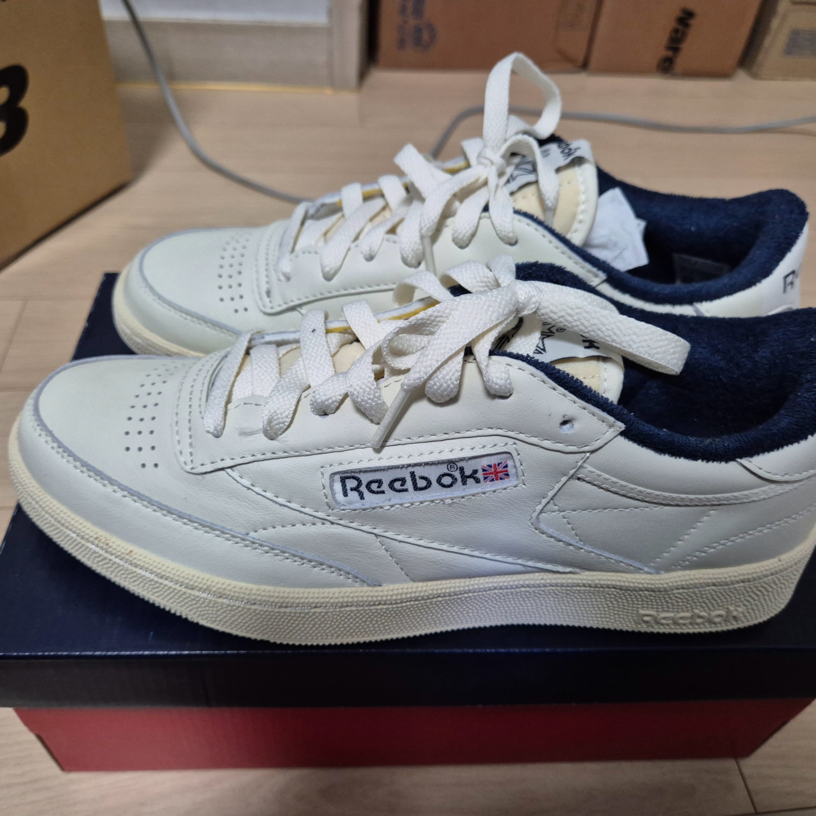 Reebok Club C 85 Vintage Chalk Vector Navy 착용 스타일 - 1