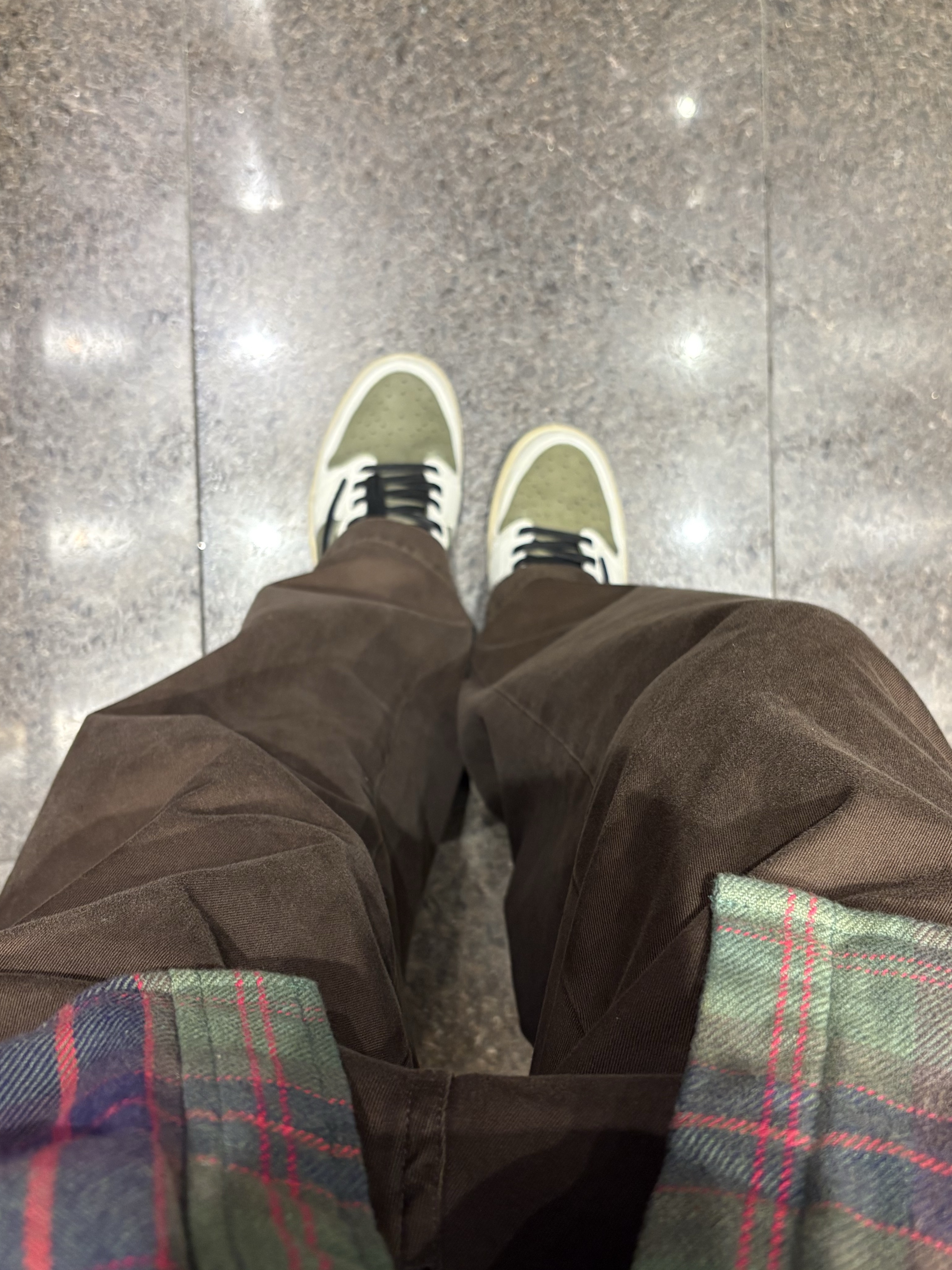 Jordan 1 x Travis Scott Retro Low OG SP Reverse Olive, Supreme Chino Pant Brown - 24FW 착용 스타일