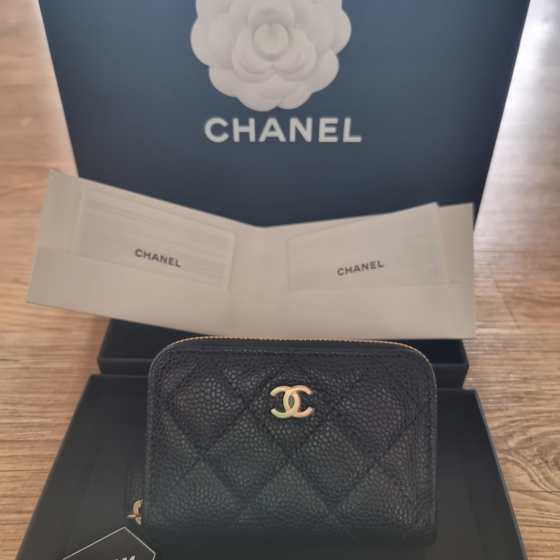Chanel Classic Zipped Coin Purse Grained Calfskin & Gold Black 착용 스타일
