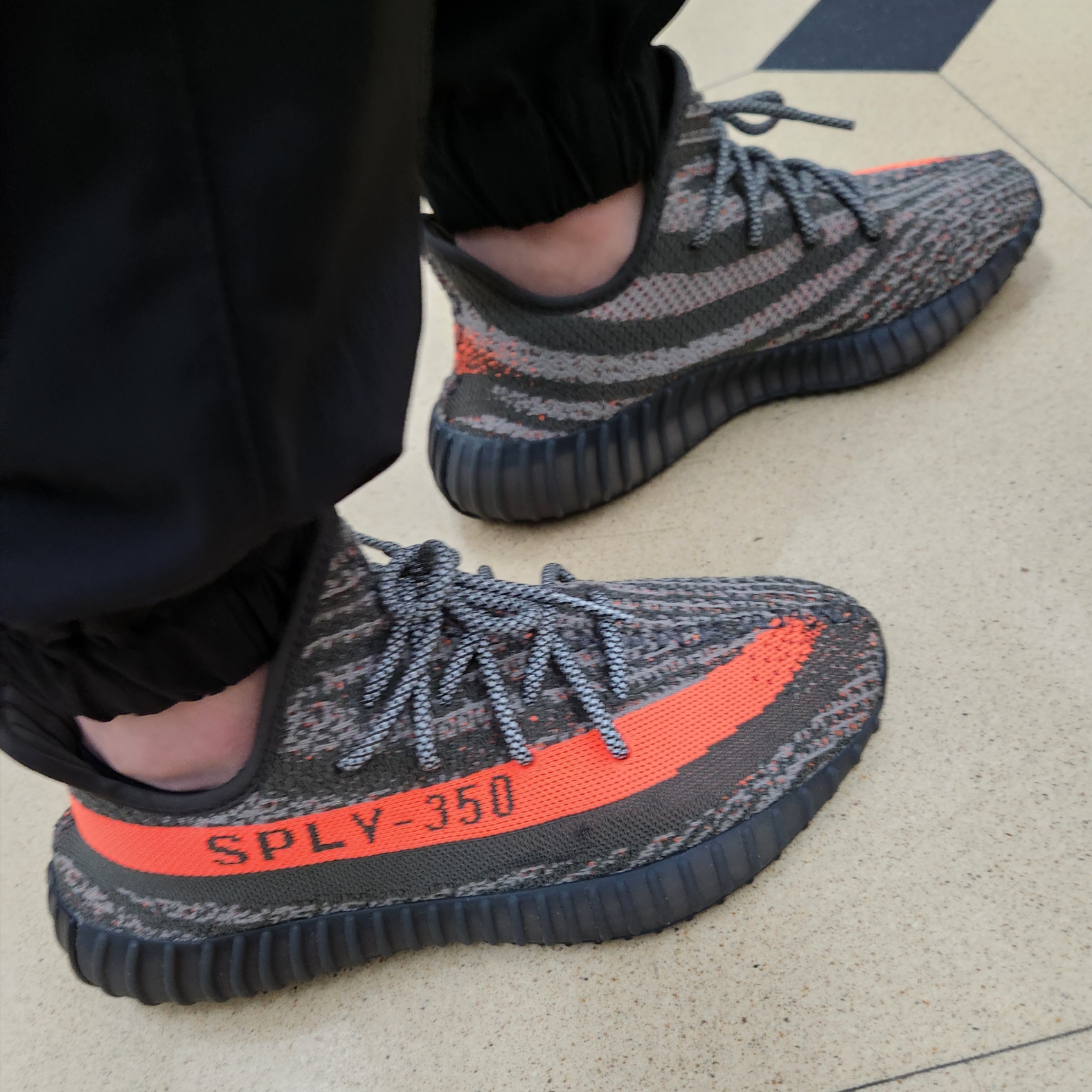 Adidas Yeezy Boost 350 V2 Carbon Beluga 착용 스타일 - 1