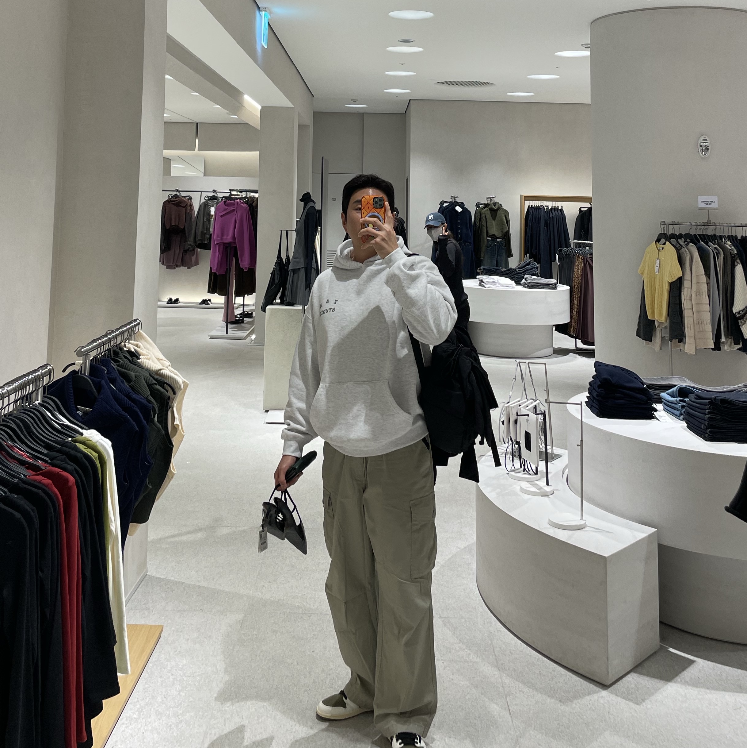 IAB Studio Hoodie Light Gray, Jordan 1 x Travis Scott Retro Low OG SP Reverse Olive 착용 스타일