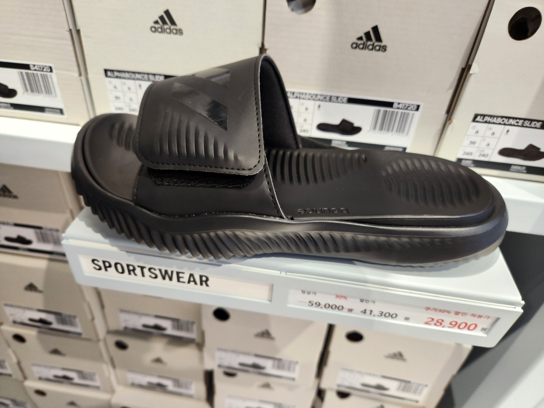 Adidas Alphabounce Slide Triple Black 착용 스타일