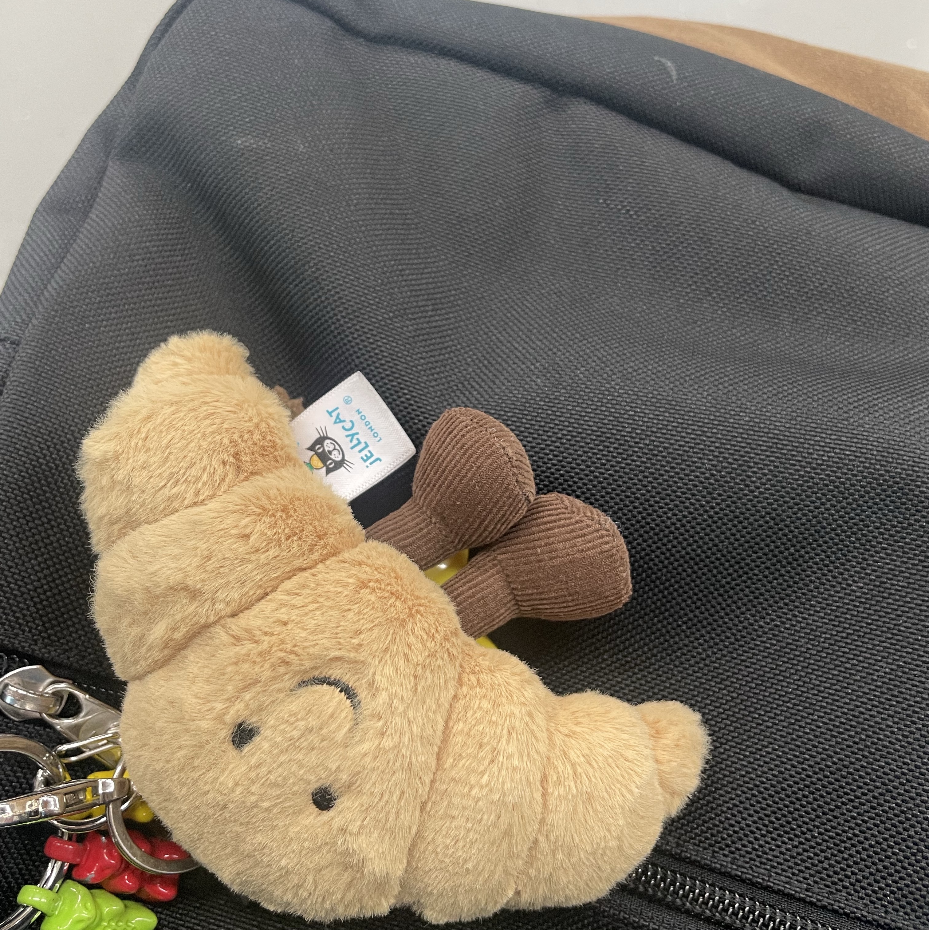 Jellycat Amuseable Croissant Bag Charm Brown 착용 스타일
