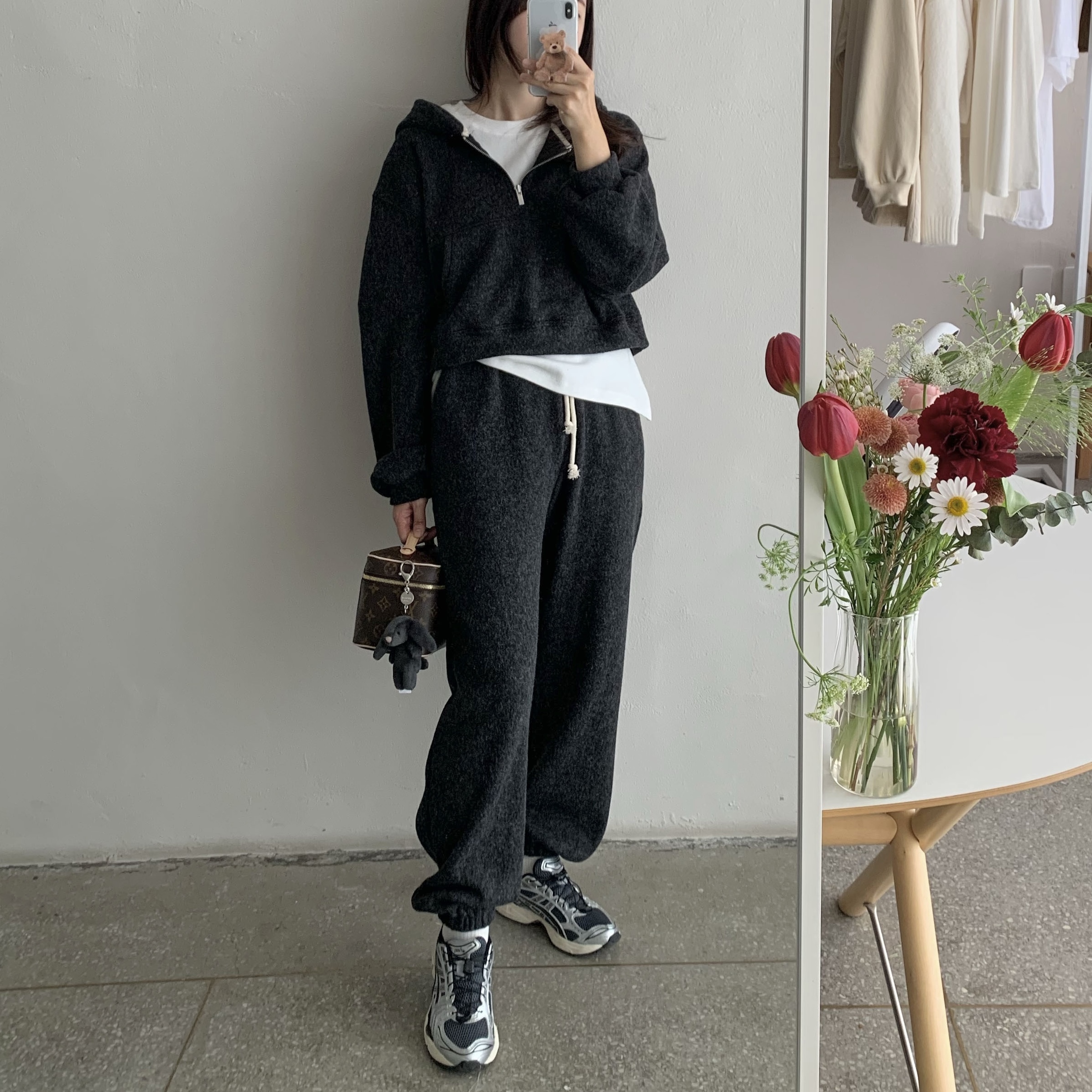 Louis Vuitton Nice Mini Toiletry Pouch Monogram, Asics Unlimited Gel-Kayano 14 Carrier Grey Black 착용 스타일 - 2