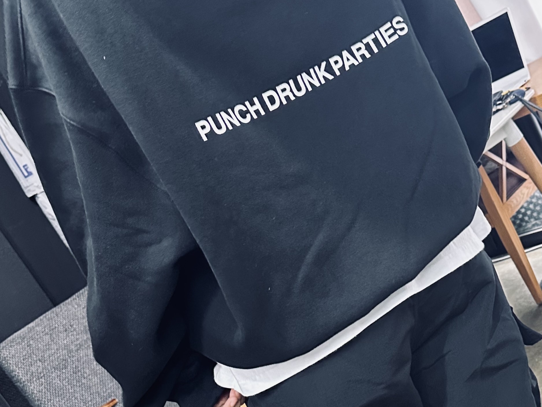 Punch Drunk Parties Circle Logo Oversized Hoodie Gray, Punch Drunk Parties Circle Logo Oversized Hoodie Black 착용 스타일 - 2