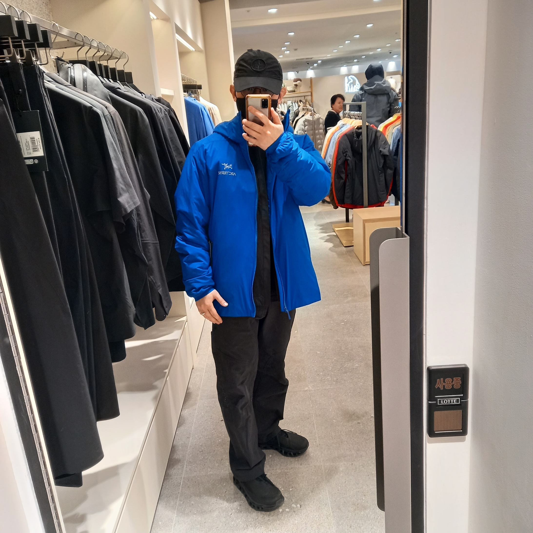 Arc'teryx Atom Hoody Vitality, Arc'teryx Cronin Cotton Pants Black 착용 스타일 - 1