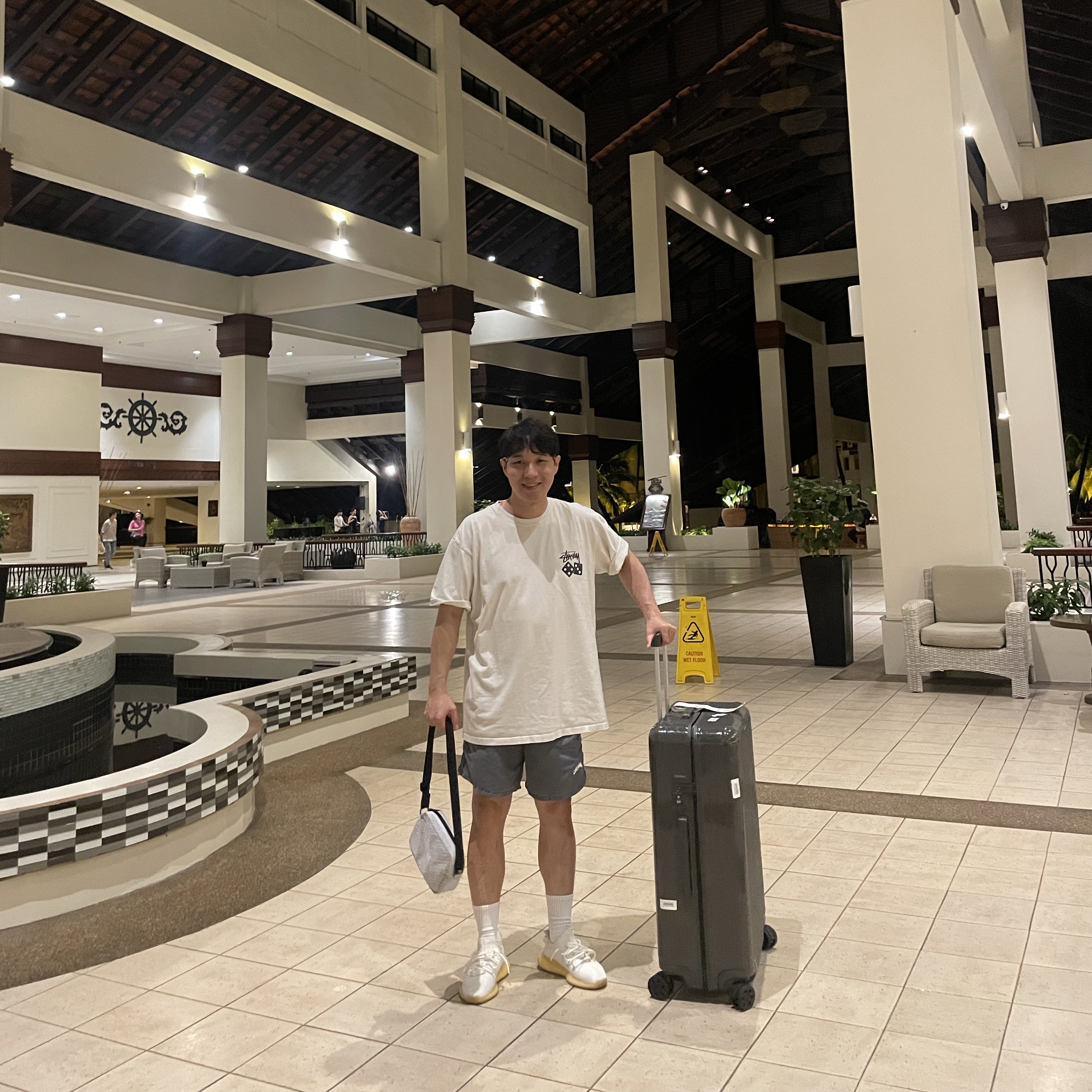 Stussy Stock Water Pigment Short Charcoal, Adidas Yeezy Boost 350 V2 Natural 착용 스타일