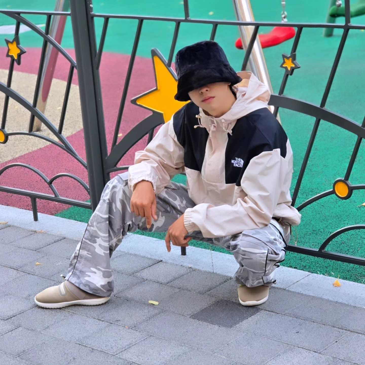 The North Face White Label Hi Mountain Anorak Light Beige, Nike Burrow Khaki Rattan 착용 스타일 - 2