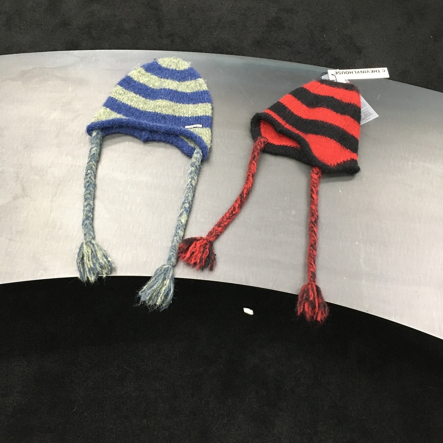 Thevinylhouse Ear Flap Stripe Beanie Red, Thevinylhouse Ear Flap Stripe Beanie Green 착용 스타일