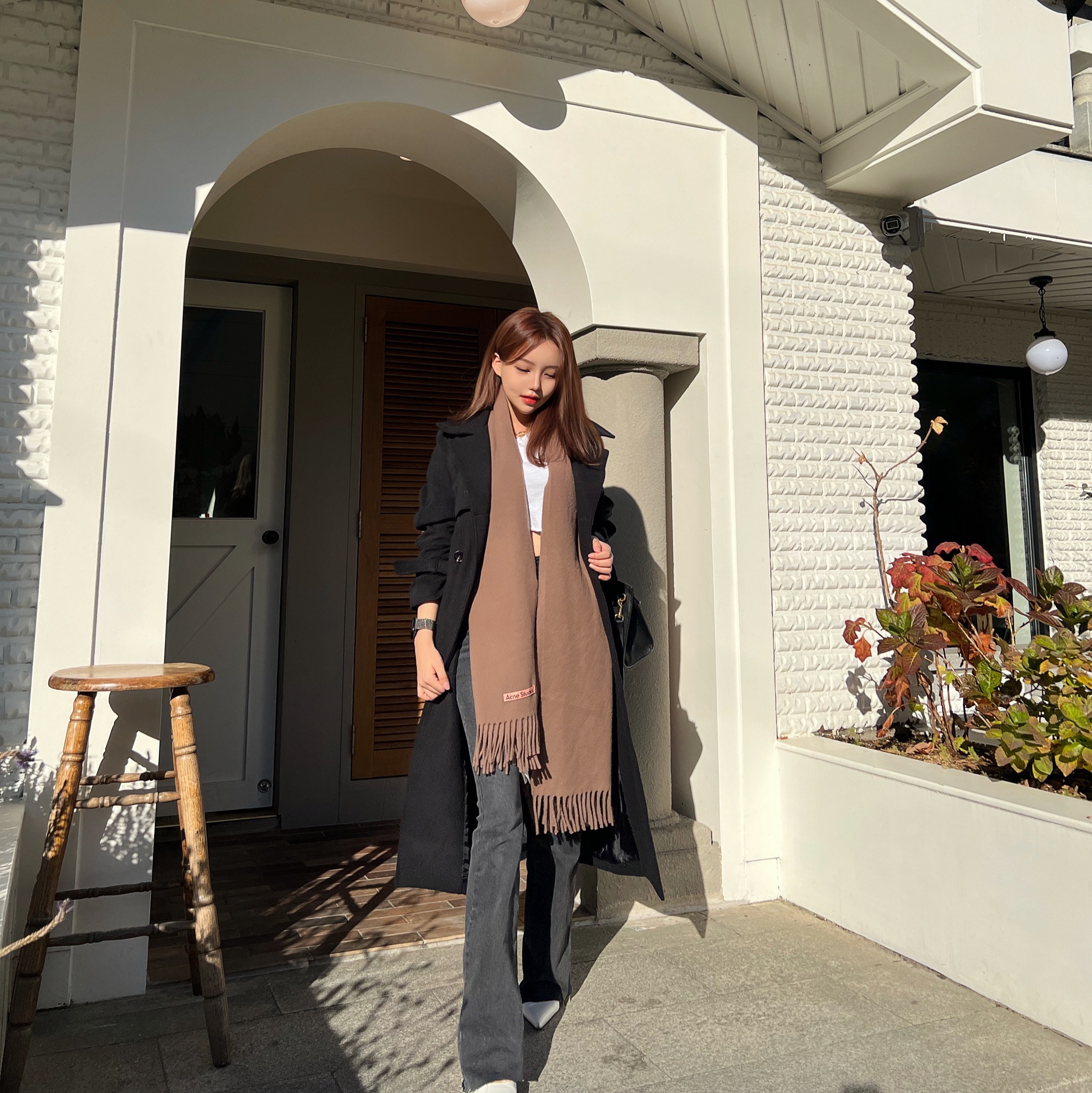 Acne Studios Narrow Wool Fringe Muffler Caramel Brown 착용 스타일 - 1