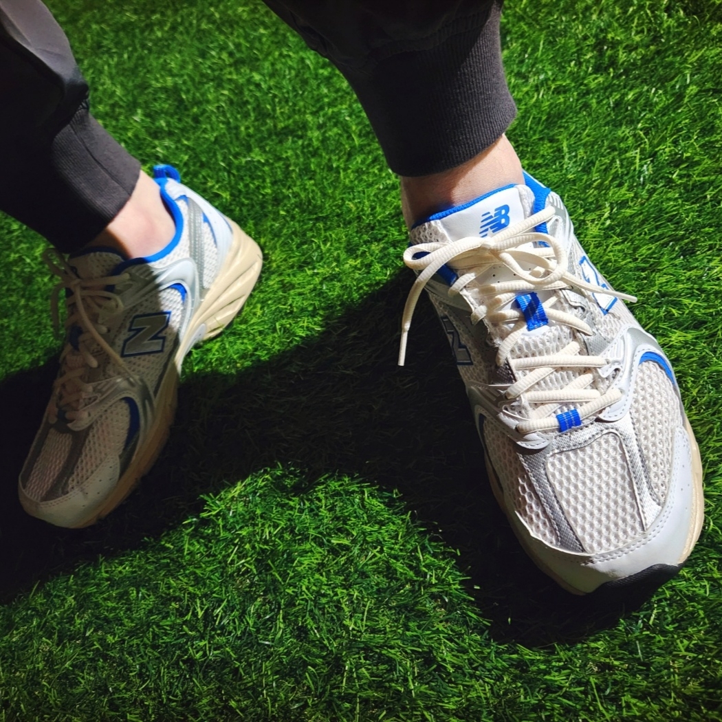 New Balance 530 White Blue Oasis 착용 스타일 - 4