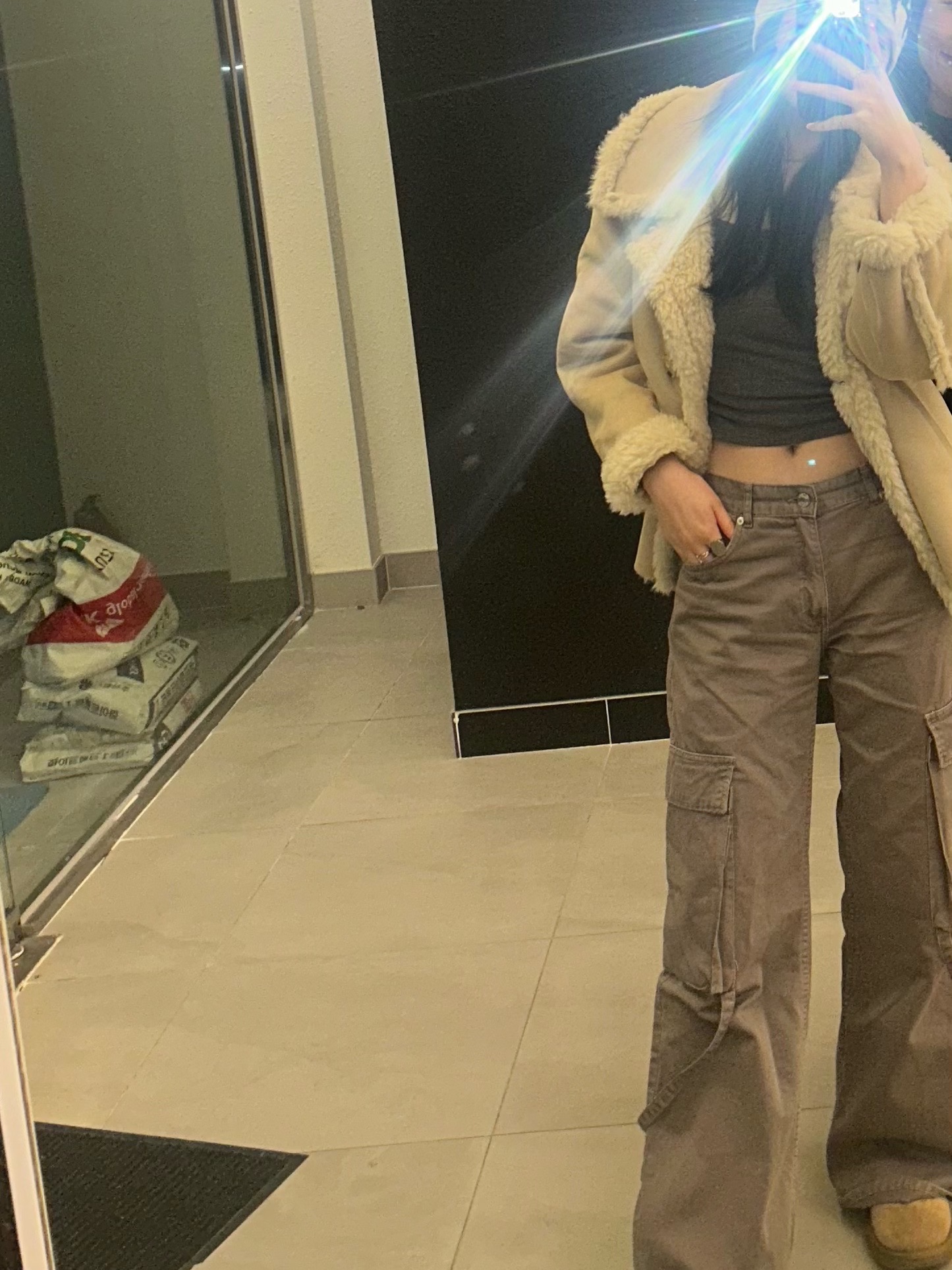 Zara Utility Cargo Jeans Grey, Matin Kim Buckle Bag Light Grey 착용 스타일 - 2