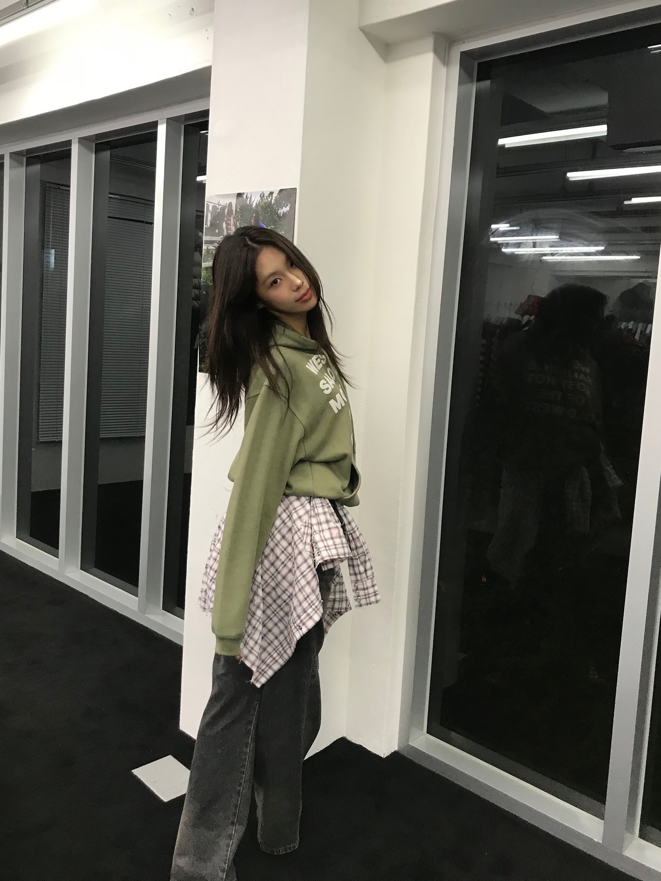 Thevinylhouse Typo Hoodie Black, Thevinylhouse Typo Hoodie Khaki 착용 스타일