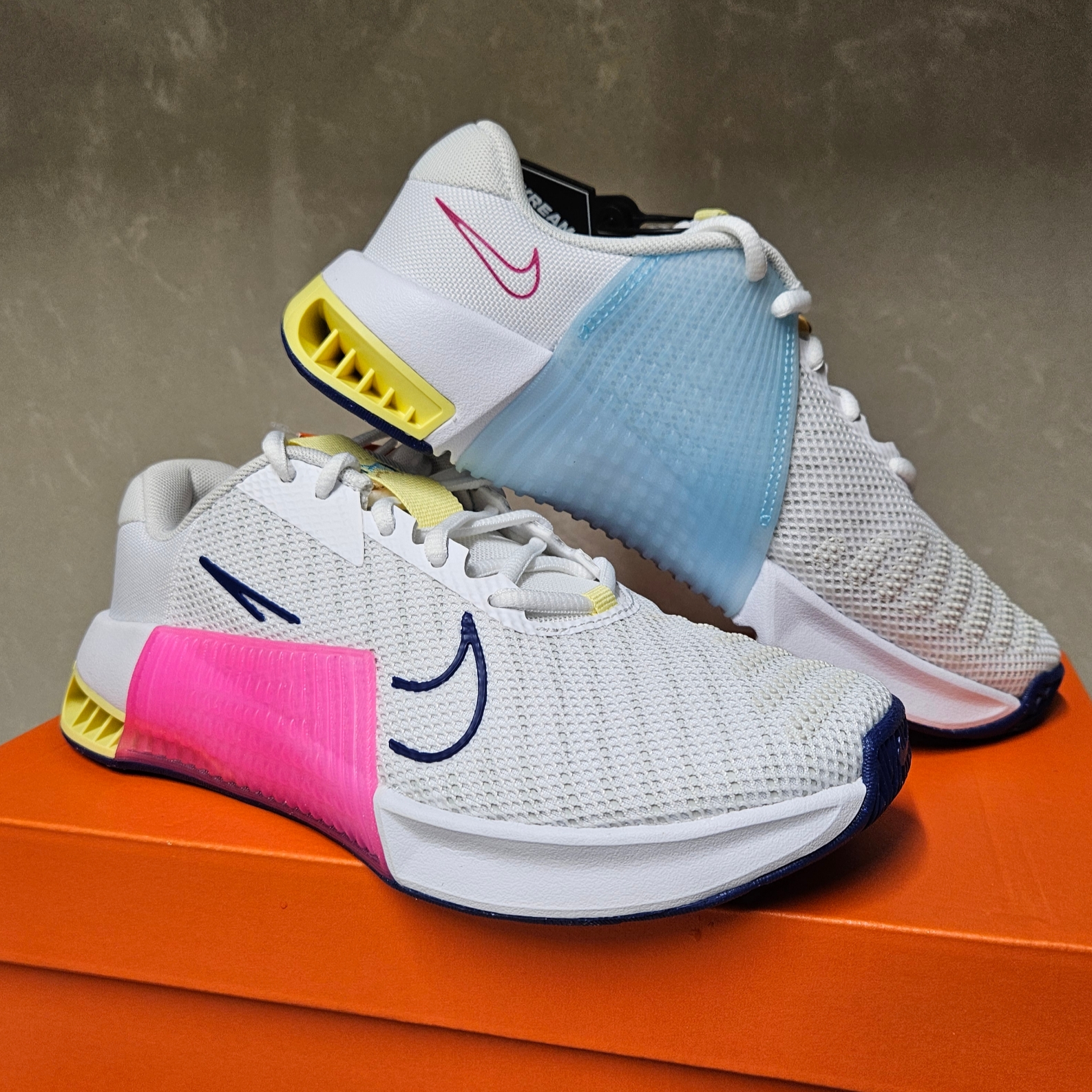 (W) Nike Metcon 9 White White Fierce Pink 착용 스타일 - 2