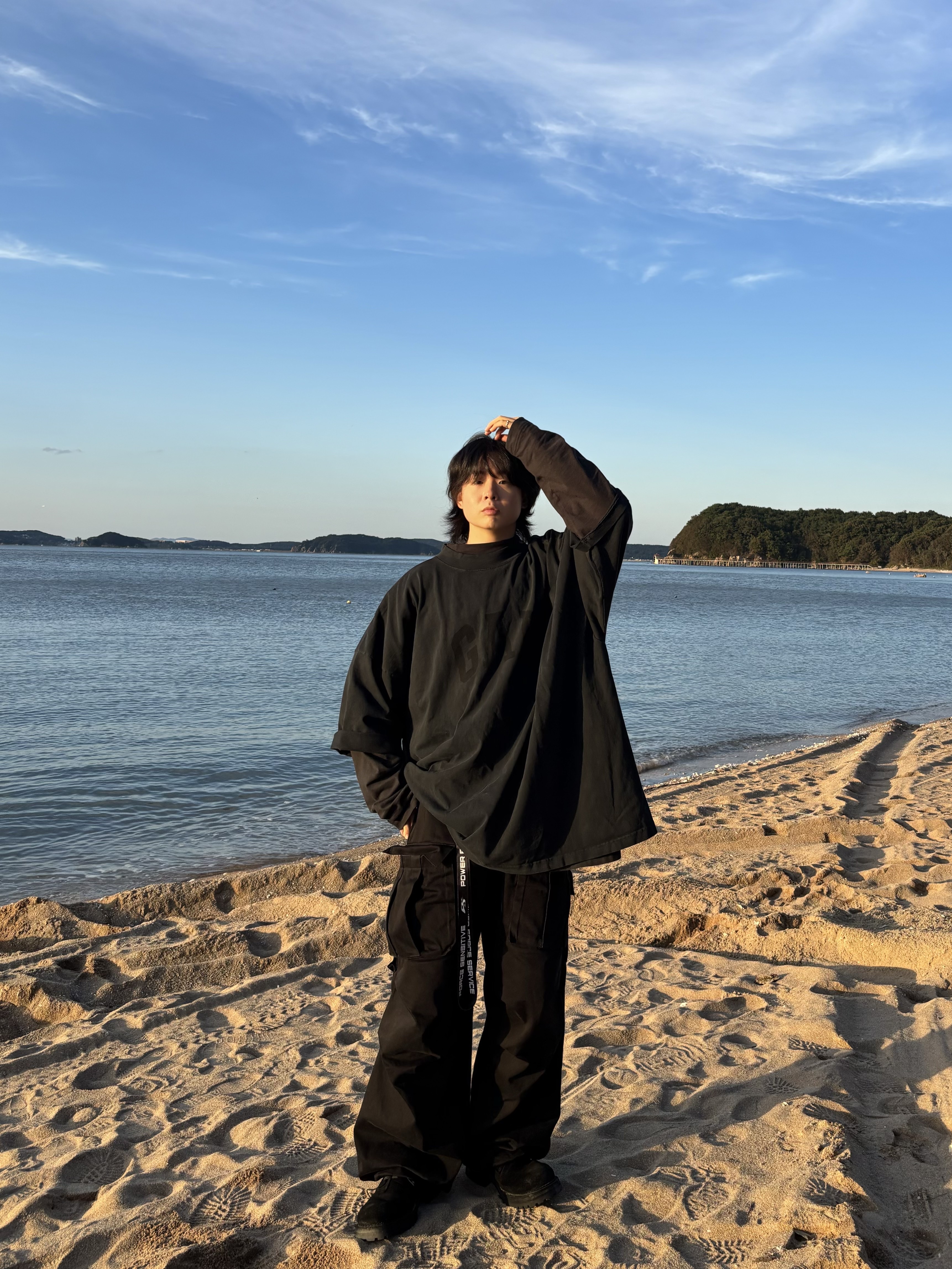 Yeezy Gap Engineered By Balenciaga Dove 3/4 Sleeve T-Shirt Washed Black, Yeezy Gap Engineered By Balenciaga Dove Long Sleeve T-Shirt Black 착용 스타일 - 1