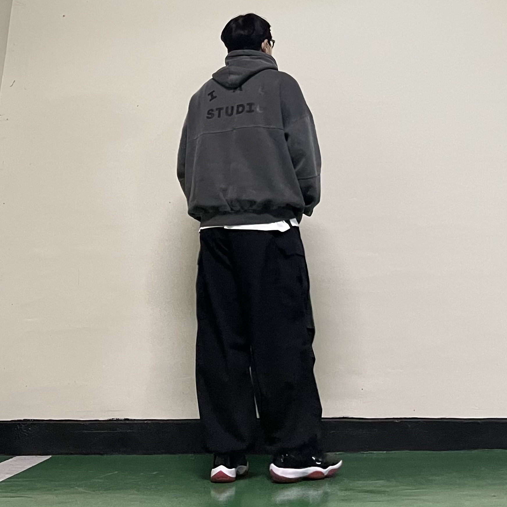 IAB Studio Blocked Pigment Hoodie Black, Jordan 11 Retro Bred 2019 착용 스타일 - 1