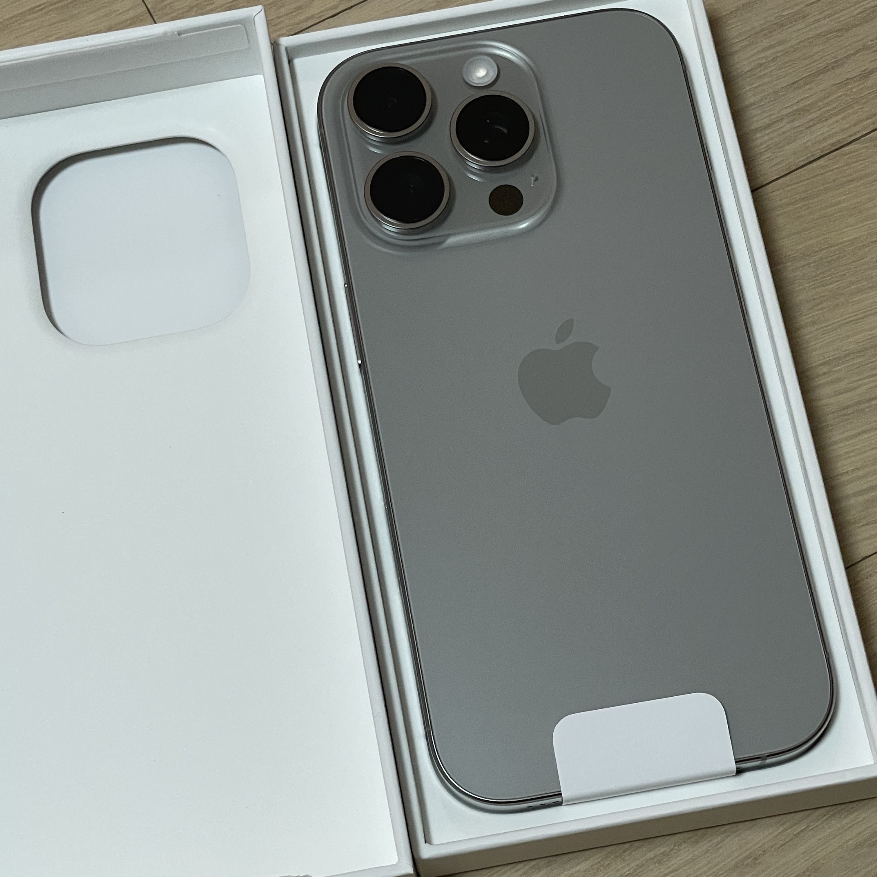 Apple iPhone 16 Pro 256GB Natural Titanium (Korean Ver.) 착용 스타일 - 1